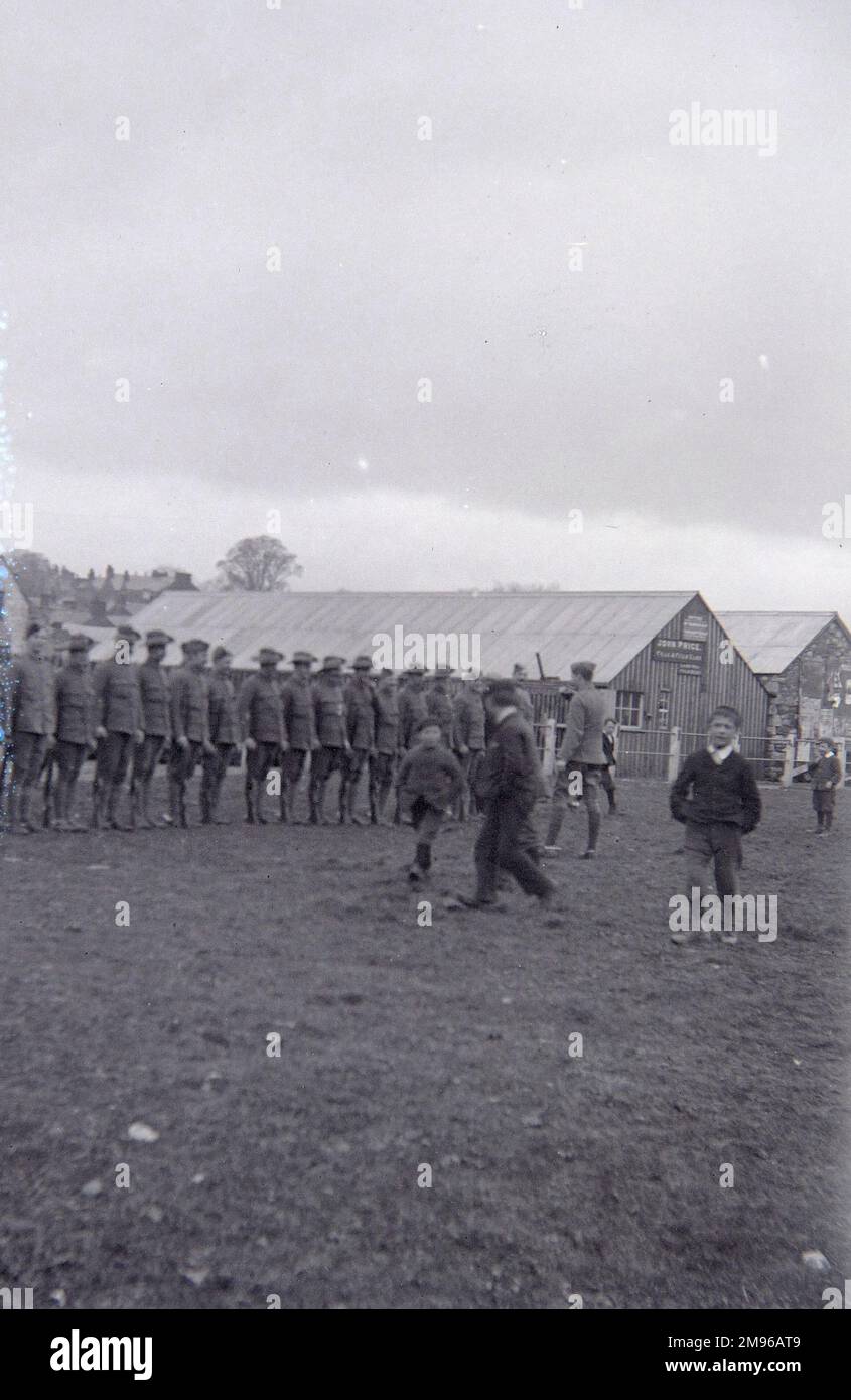 Soldaten auf Parade in Jubilee Gardens, Haverfordwest, Pembrokeshire, Dyfed, Südwales, Um die Zeit des Ausbruchs des Ersten Weltkriegs. Stockfoto