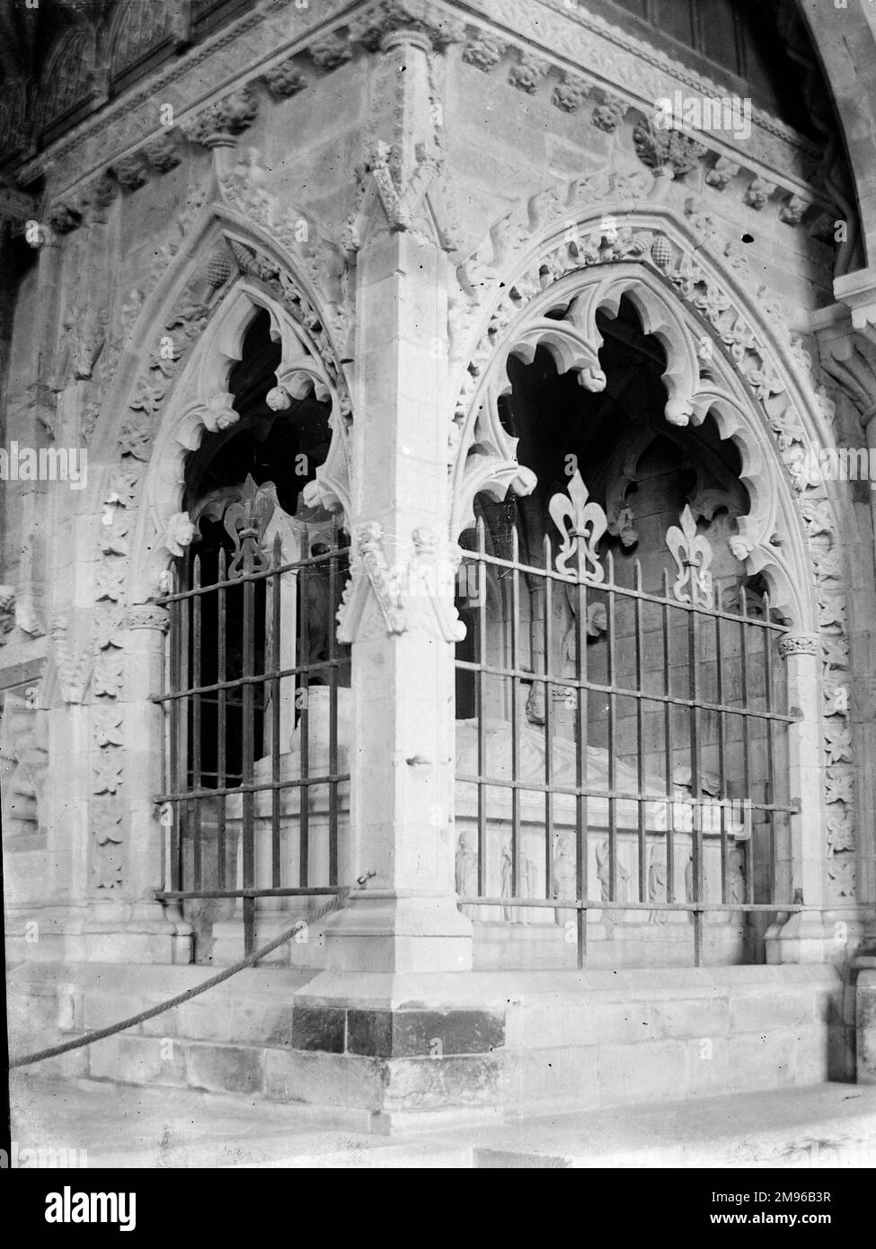 Das prunkvolle Grab von Bischof Henry Gower (1328-1347) in St. David's Cathedral, St. David's, Pembrokeshire, Südwales. Gower war einer der Hauptbauer der Kathedrale und des nahe gelegenen Bischofspalastes. Stockfoto