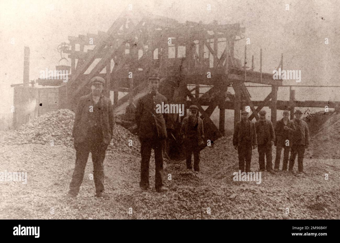 Eine Gruppe Männer in der Hook Colliery, bei Haverfordwest, Pembrokeshire, South Wales. Sie stehen in der Nähe der Seilbahn, die mit dem 1911 eröffneten „Margaret“-Schacht verbunden ist, benannt nach der Frau eines der Grubenbosse. Stockfoto