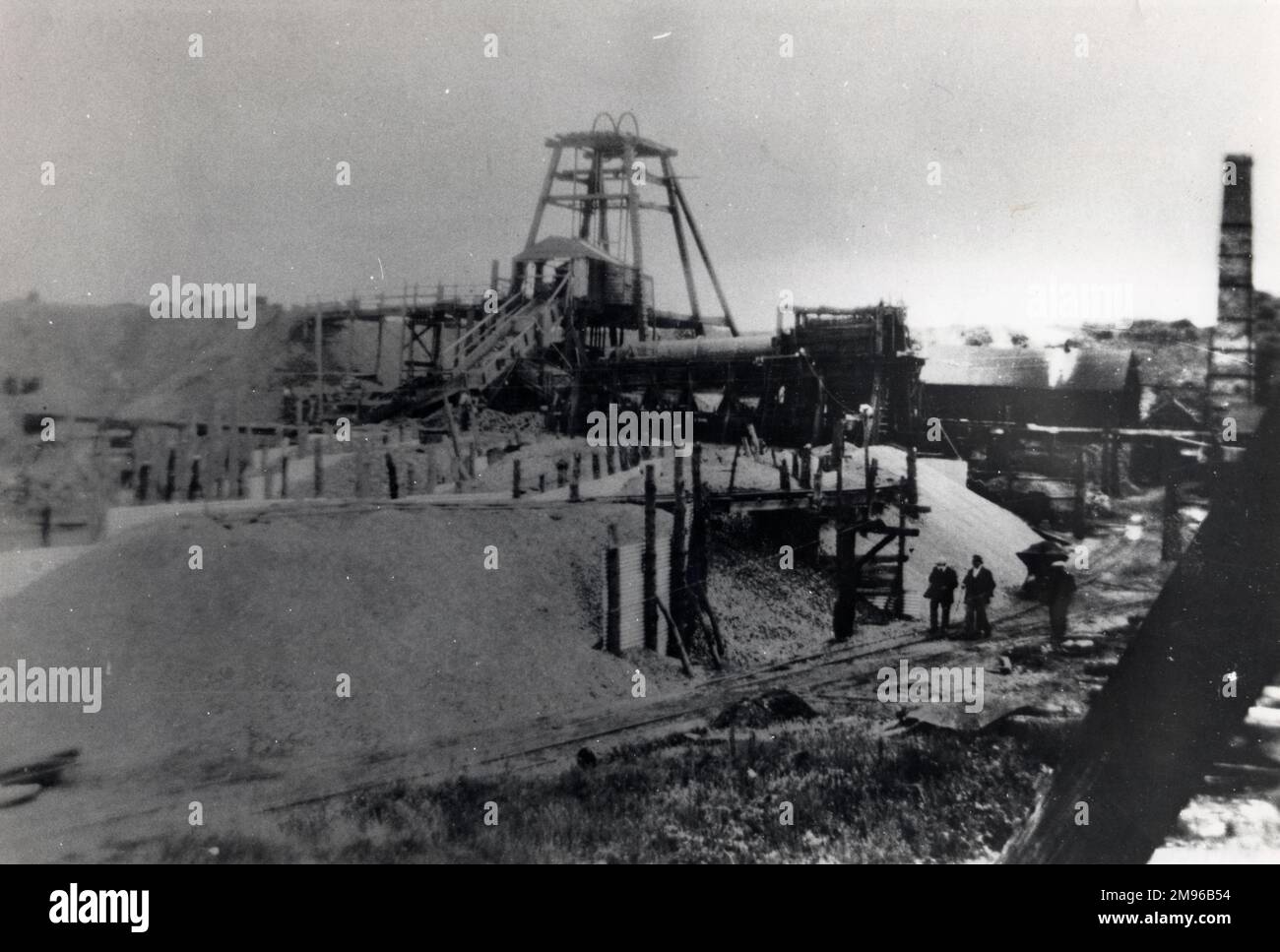 Blick auf Hook Colliery, in der Nähe von Haverfordwest, Pembrokeshire, South Wales, mit hölzerner Ausrüstung und ein paar Workshops. Die Eisenbahnstrecke von links nach rechts verbindet sich mit der Great Western Railway Line in Johnston. Stockfoto