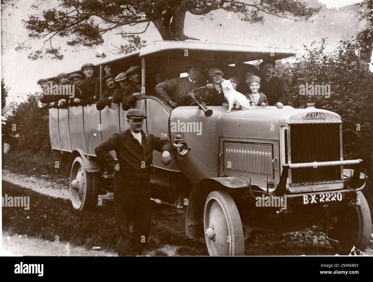 Eine Gruppe von Bergarbeitern aus Südwales, ein paar Gäste und ein kleiner weißer Hund, machen einen Ausflug in einem Leyland Charabanc. Stockfoto