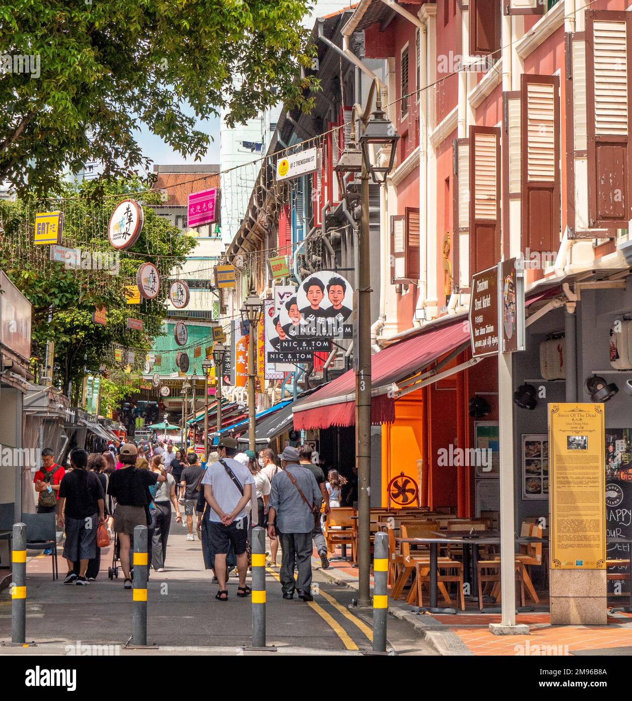 Touristen können in der geschäftigen Kreuzung Smith Street und Trengganu Street in Chinatown Singapur einkaufen Stockfoto