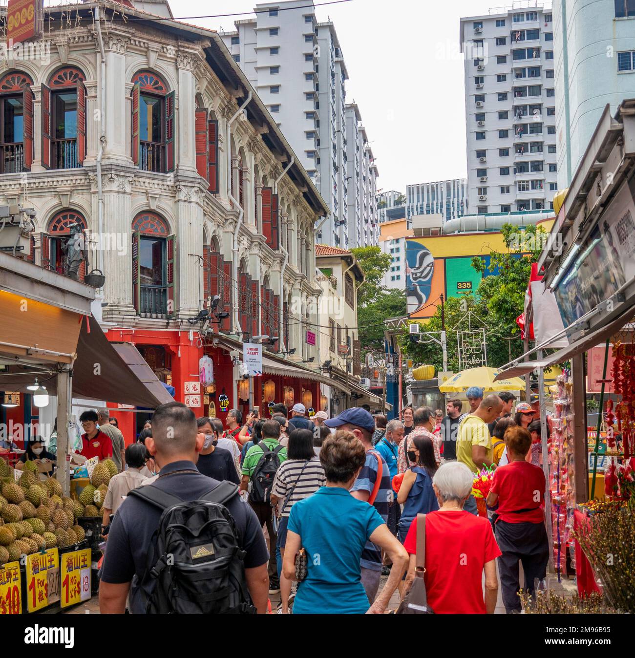 Touristen können in der geschäftigen Kreuzung Smith Street und Trengganu Street in Chinatown Singapur einkaufen Stockfoto