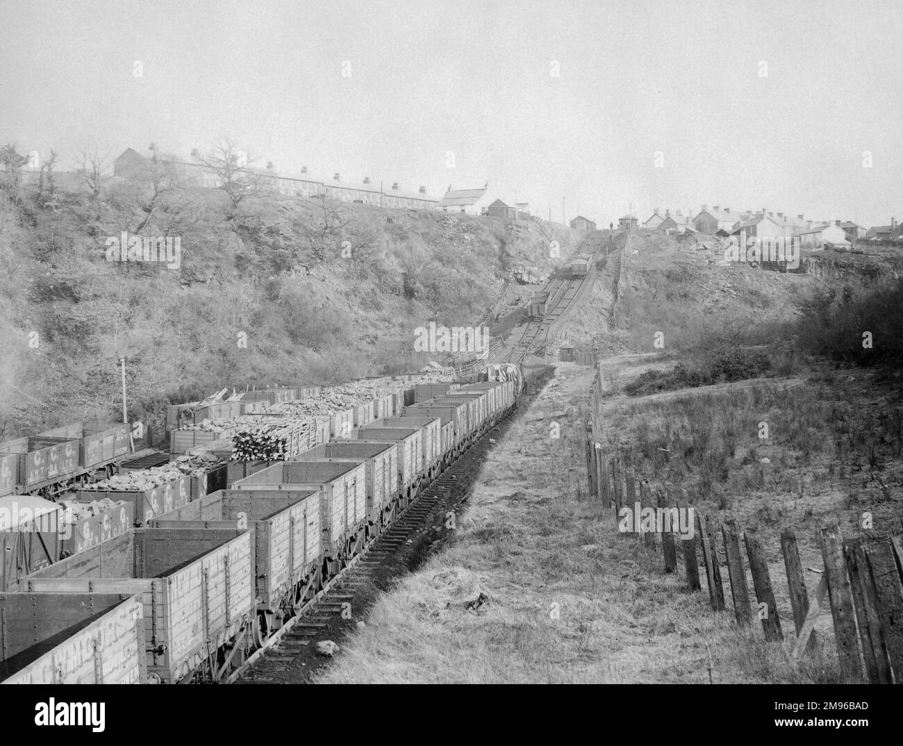 Blick auf die Gwaun CAE Gurwen Incline auf der Great Western Railway in der Nähe von Ammanford, Carmarthenshire, Dyfed, South Wales, mit einer großen Anzahl von Lastwagen auf der Strecke. Dieses Foto wurde vom offiziellen GWR-Fotografen aufgenommen. Stockfoto
