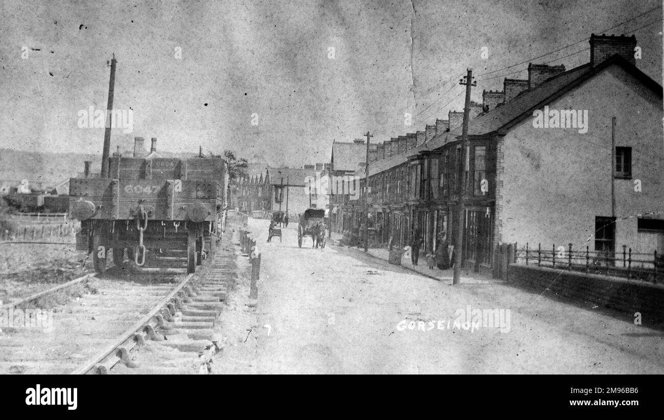 Blick auf die Stadt Gorseinon, in der Nähe von Swansea, Glamorgan, Südwales, mit der Bahnlinie parallel zur High Street. Stockfoto