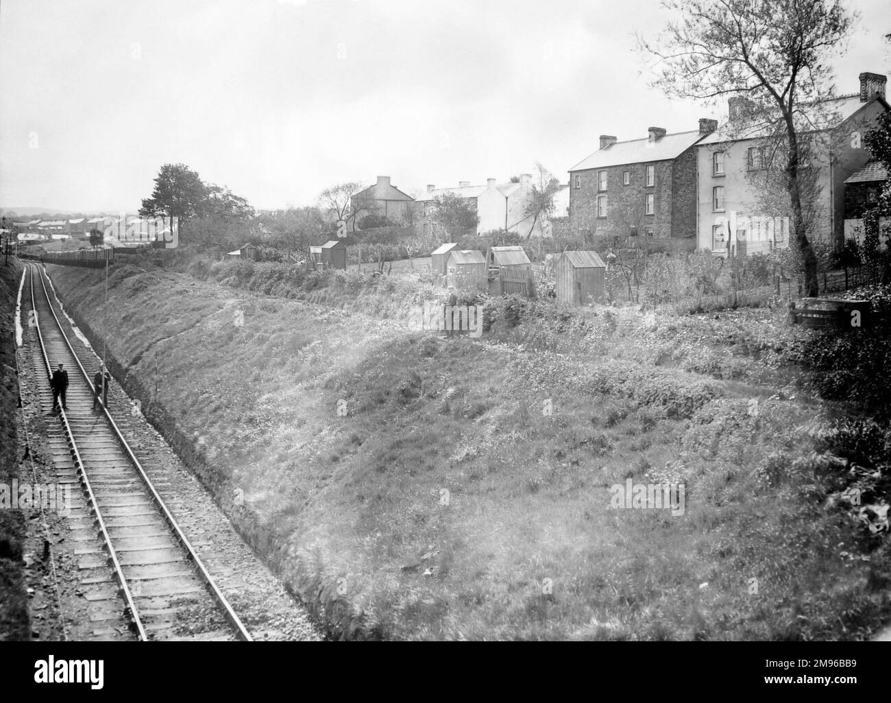 Blick auf die Strecke, auch bekannt als Skewen Incline, in der Nähe des Bahnhofs Skewen an der Great Western Railway, Glamorgan, Südwales. Die beiden Männer, die auf dem Gleis stehen, sind Vermesser. Stockfoto