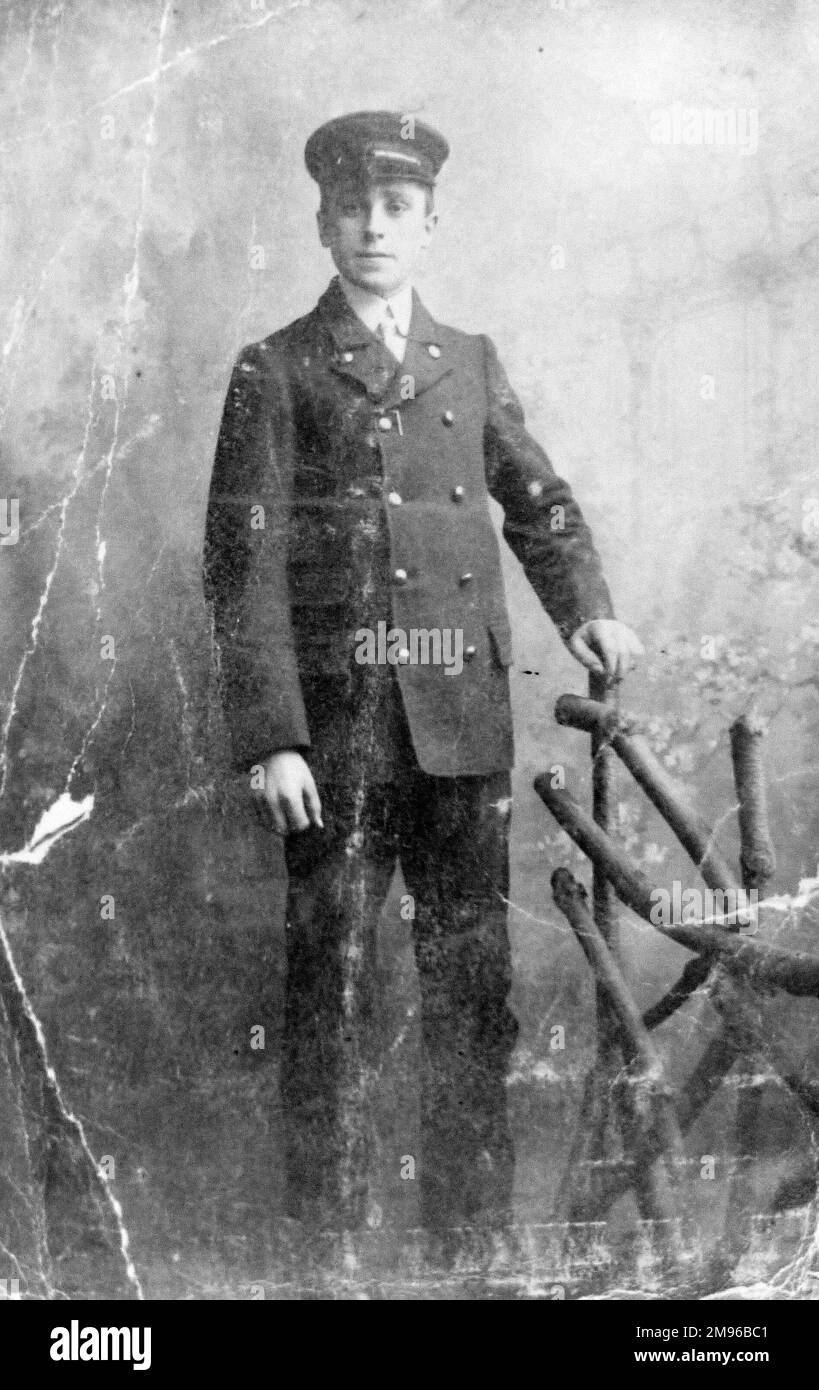 Ein Studioporträt eines Fotografen von D. S. James Esq, einem Wächter der Newport, Pembroke und Fishguard Railway, der stolz in seiner Uniform steht. Seine Adresse lautet 6 High Street, Pembroke. Stockfoto