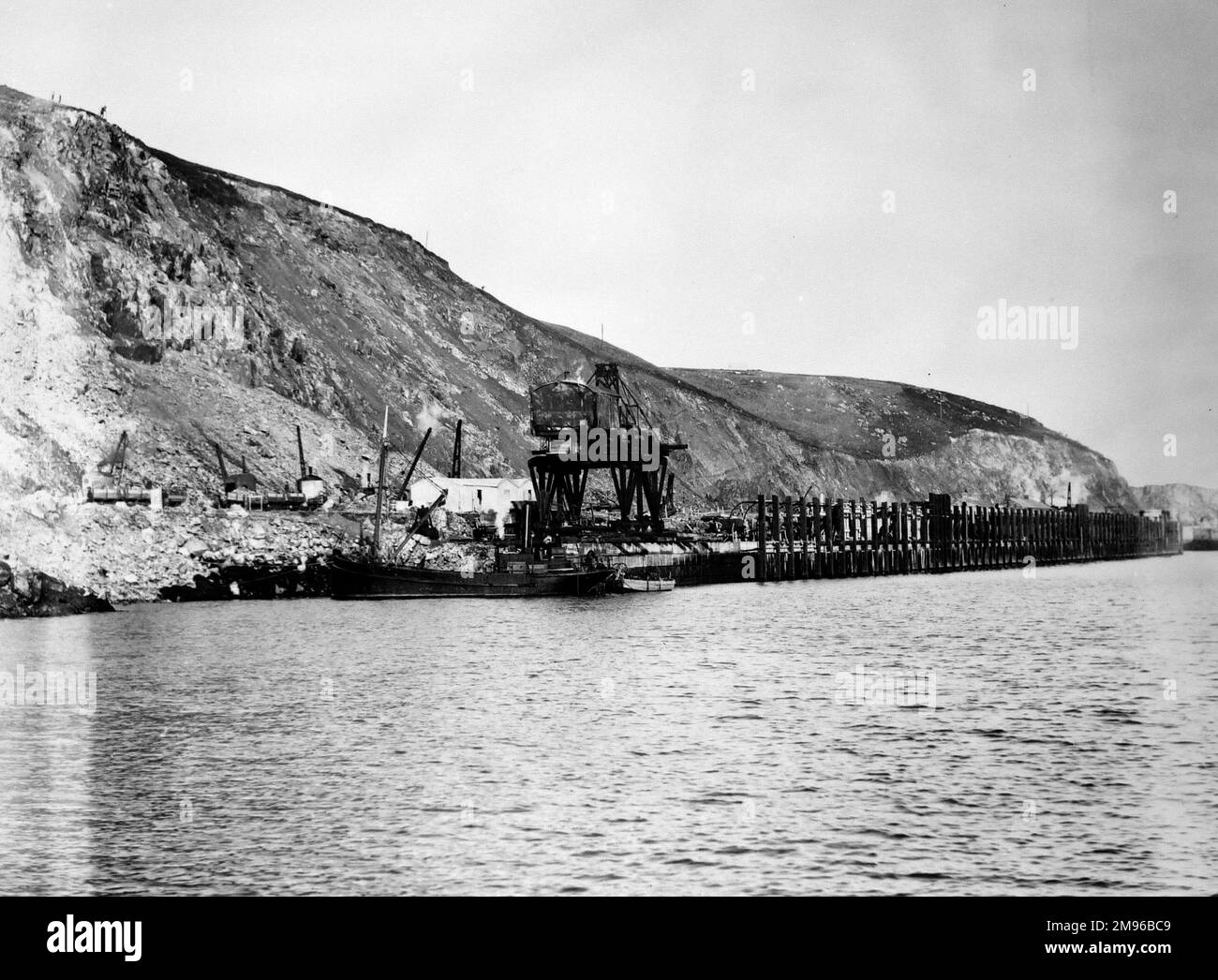 Blick auf Fishguard Harbour vom Meer aus, während des Baus des neuen GWR-Bahnhofs in Pembrokeshire, Südwales. Stockfoto