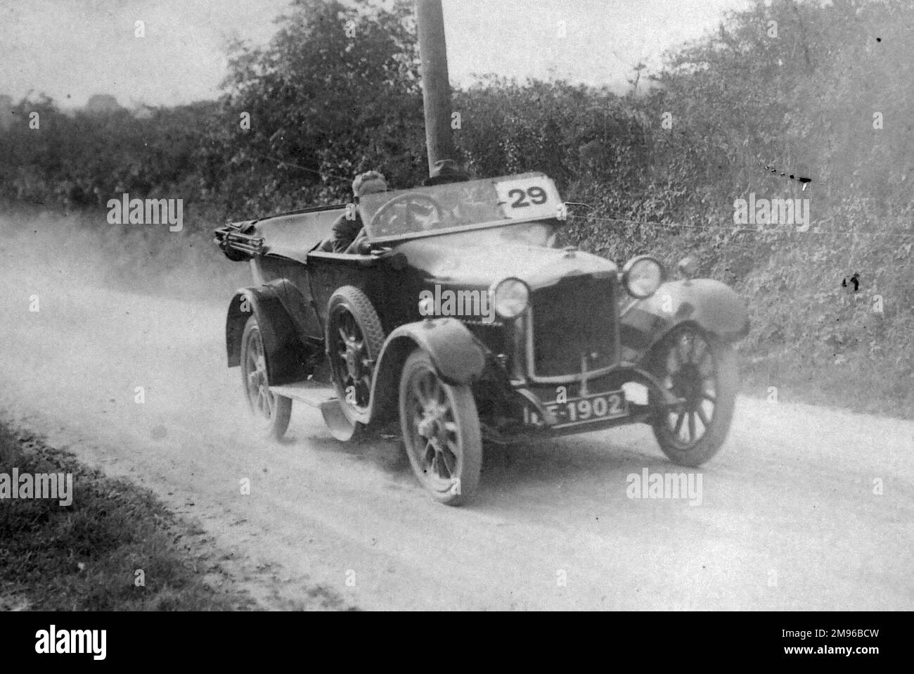 Motorrennen in Arnold's Hill bei Haverfordwest, Pembrokeshire, South Wales. Der Fahrer ist Francis Phillips, und das Auto, Kennzeichen DE 1902, ist ein Rover. Stockfoto