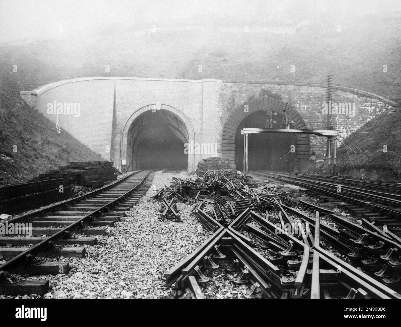 Fertigstellung der neuen Bohrung (links) des Newport-Tunnels auf der Great Western Railway in der Nähe der Stadt Newport, Monmouthshire, Gwent, Südwales. Der Tunnel auf der rechten Seite wurde von Brunel entworfen und 1852 fertiggestellt. Der große Raum zwischen den Schienen ist voller Ersatzschienen. Stockfoto