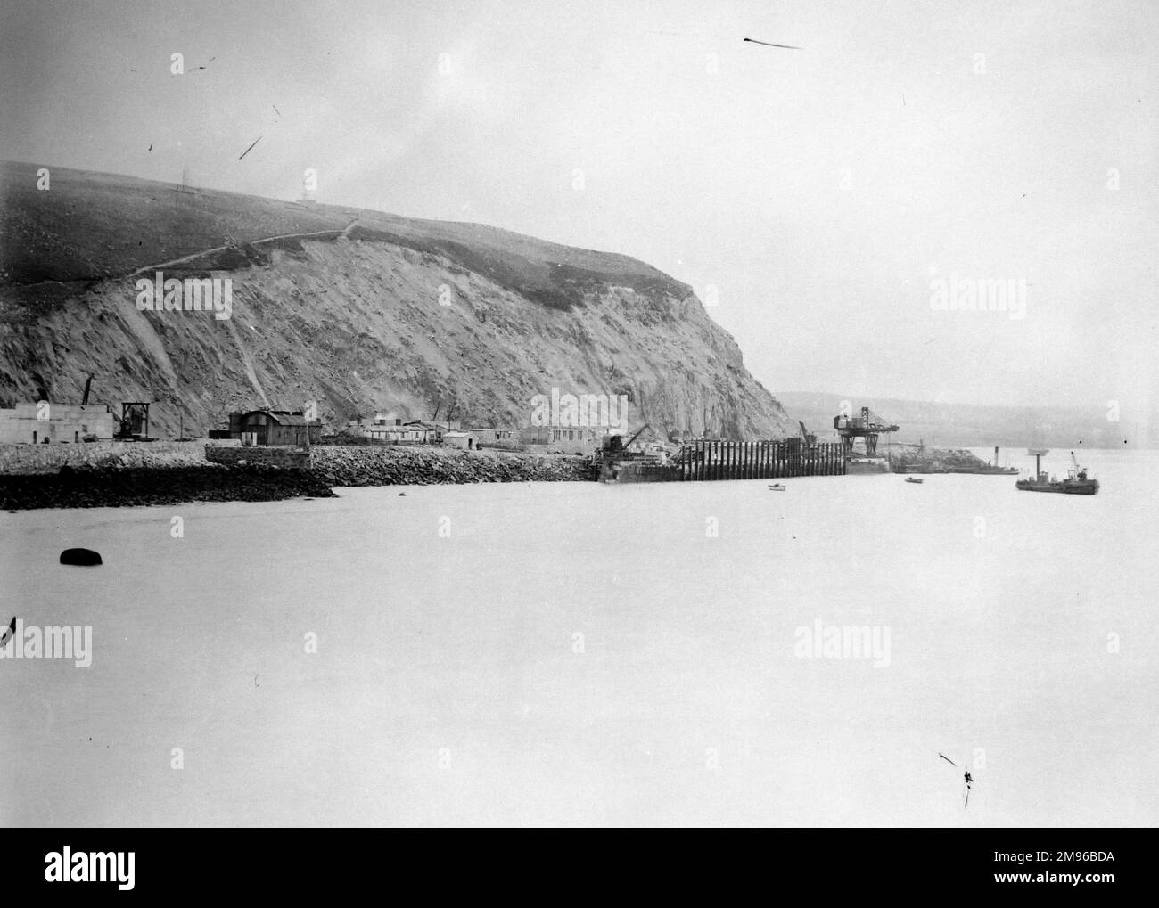 Blick auf Fishguard Harbour vom Meer aus, während des Baus des neuen GWR-Bahnhofs in Pembrokeshire, Südwales. Stockfoto