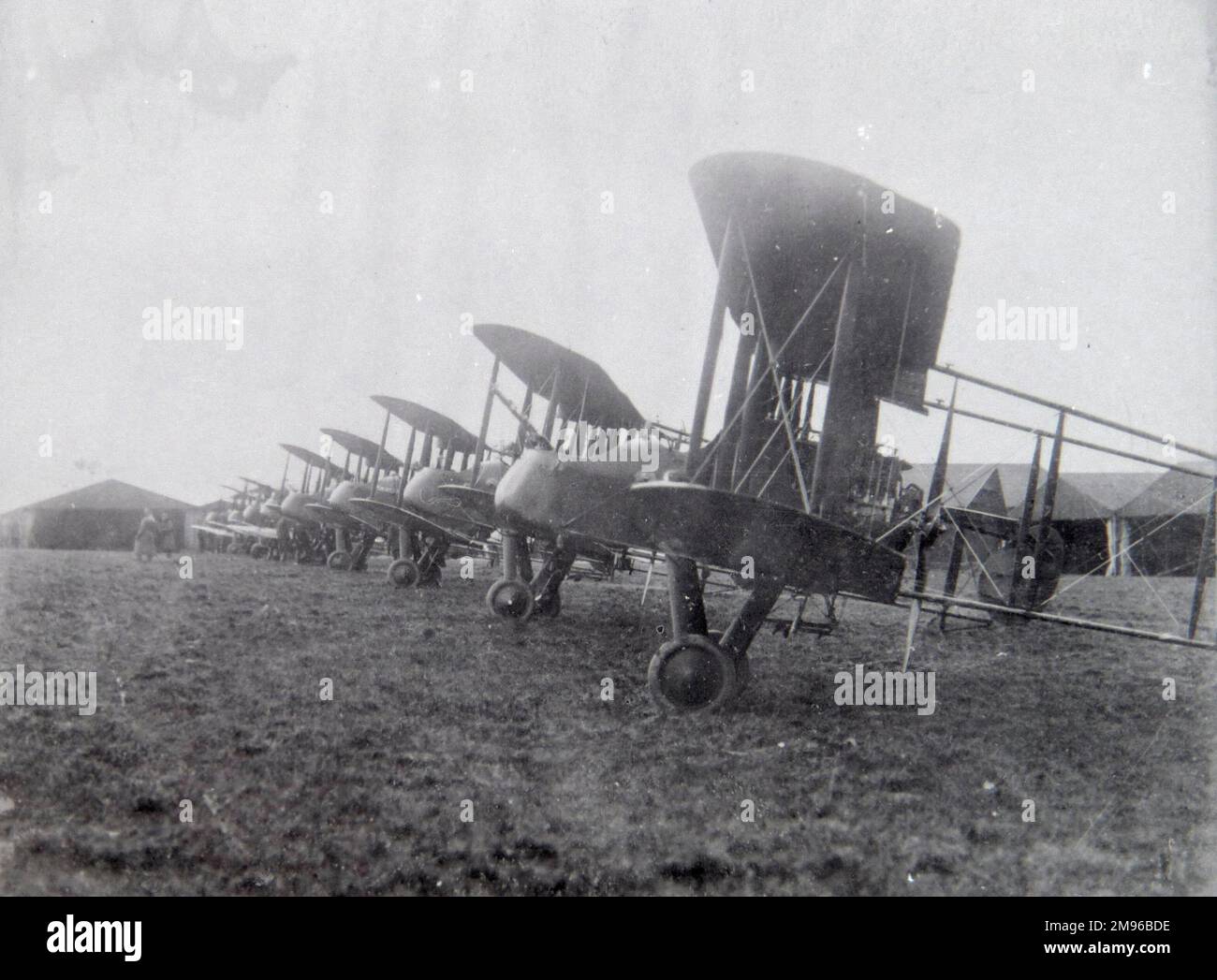 Eine Reihe von WW1 Flugzeugen auf einem Feld nach dem Ende des Krieges (Royal Aircraft Factory F.E.2), die auf die Umwandlung in zivile Nutzung warten. Stockfoto