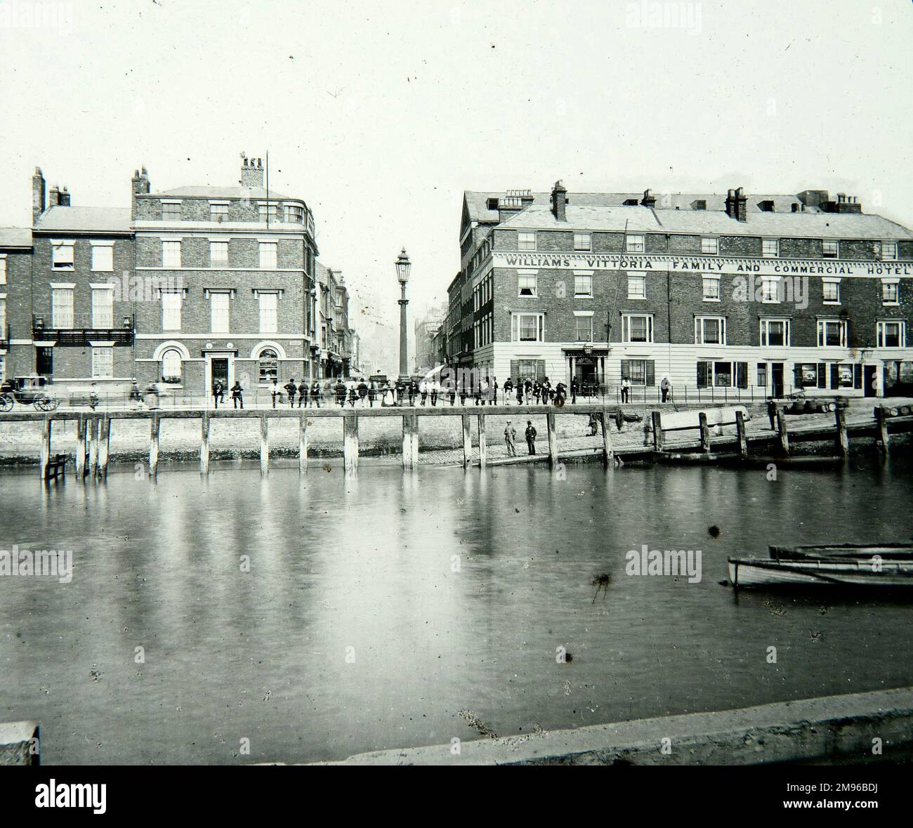 Blick auf die Anlegestelle in Hull (Kingston upon Hull), Yorkshire, mit dem Williams Vittoria Family and Commercial Hotel. Eine lange Schlange von Menschen lehnt sich an das Geländer. Stockfoto