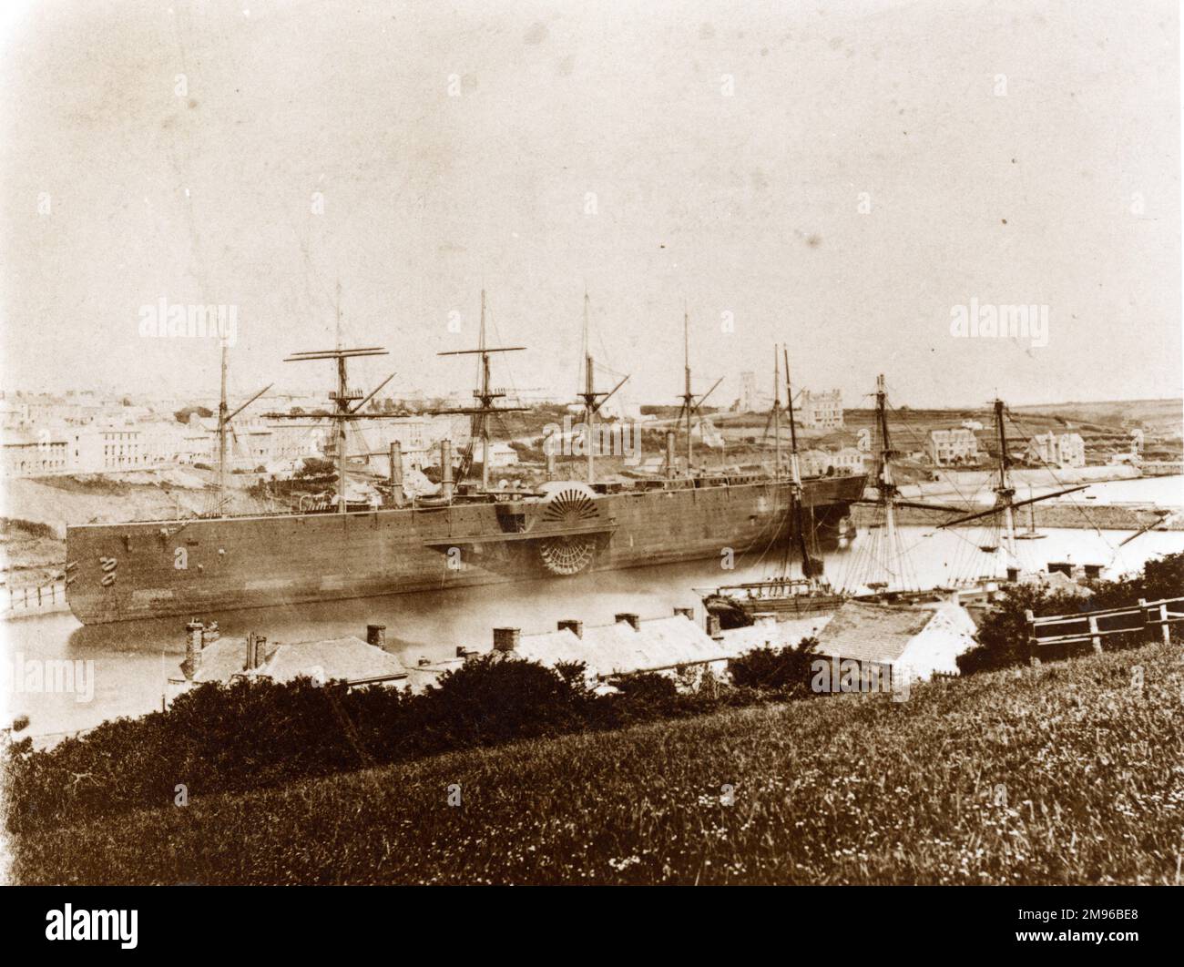 Brunels eisernes Segeldampfer, die SS Great Eastern, lag in den 1870er Jahren in Milford Haven, Pembrokeshire, South Wales. Das Schiff ist so groß, dass es die Länge von Hamilton Terrace überquert. Zu dieser Zeit wurde das Schiff für die Verlegung von U-Boot-Telegrafenkabeln benutzt. Sie wurde schließlich in 1889-1890 getrennt. Stockfoto