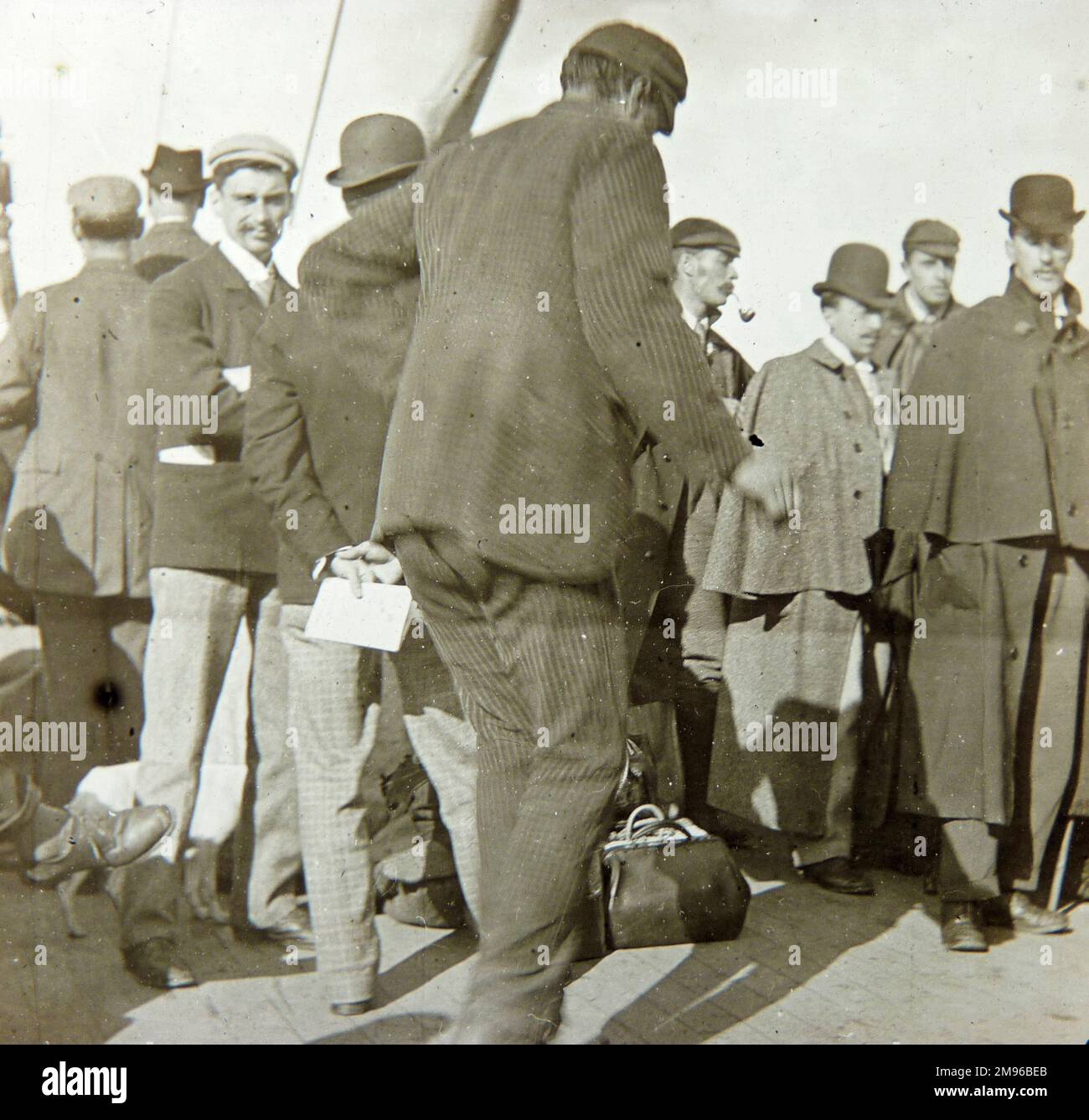 Eine Gruppe edwardianischer Passagiere, die auf ein Boot warten. Stockfoto