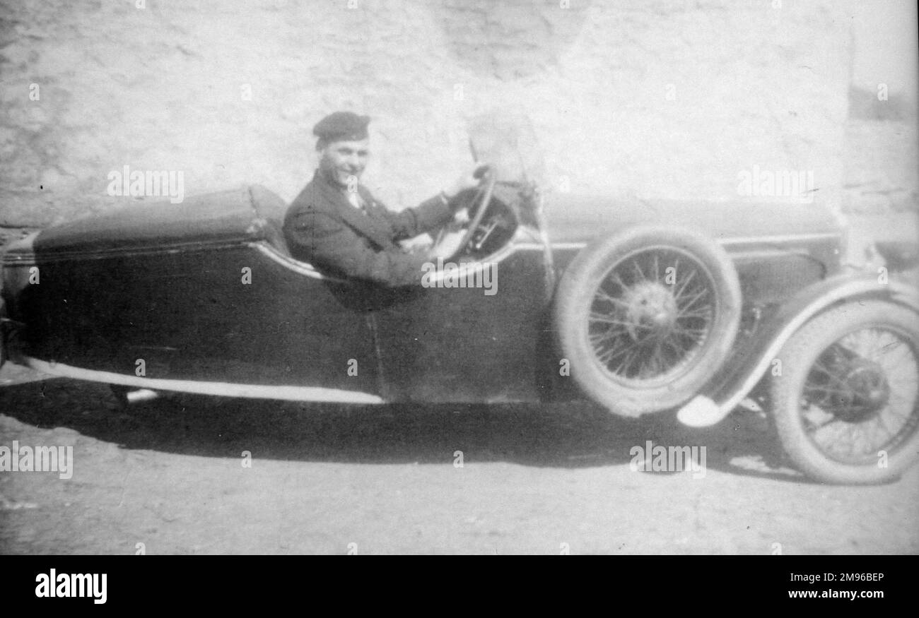 Mr. Jack holt fährt seinen 1932 BSA-Sportwagen mit drei Rädern, der 1938 von Morgan von Caerphilly gekauft wurde. Wahrscheinlich fotografiert in Haverfordwest, Pembrokeshire, Südwales. Stockfoto