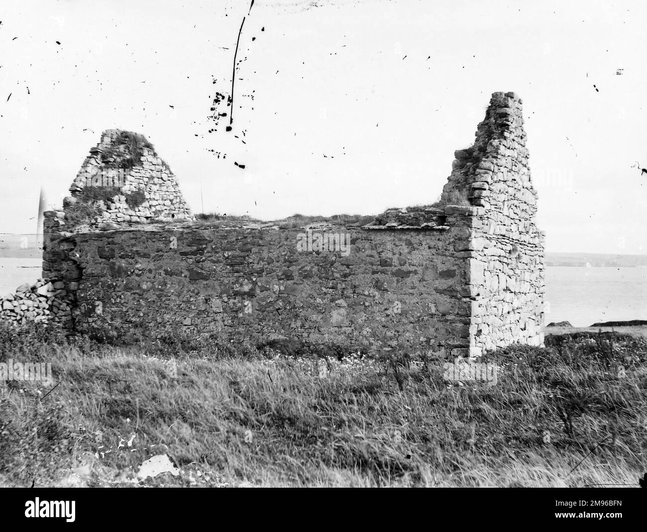 Ein verlassenes Bergarbeiterhaus in Pembrokeshire, South Wales. Das Dach ist weg, und die Pflanzen wachsen in den Steinmauern. Stockfoto