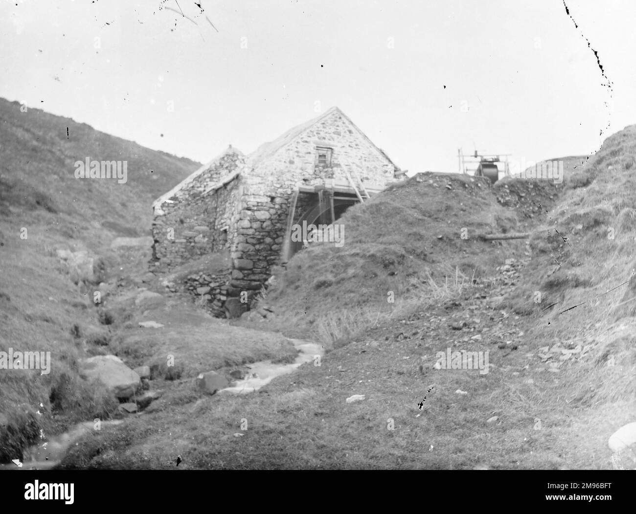 Ein funktionierendes Wasserrad und eine Mühle in Pembrokeshire, Südwales. Stockfoto