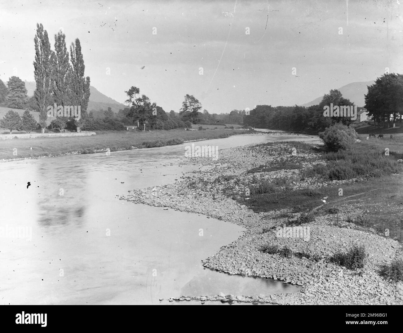 Eine malerische Szene am River Wye, wahrscheinlich in der Gegend von Mid Wales. Die Quelle des Flusses liegt im walisischen Gebirge in Plynlimon. Sie fließt nach Osten, und bildet teilweise die Grenze zwischen Wales und England. Sie trifft auf die Severn-Mündung direkt unter Chepstow. Stockfoto