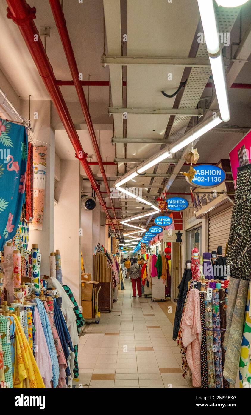 Einkaufen in Geschäften auf dem Stoffmarkt in Chinatown Singapur Stockfoto