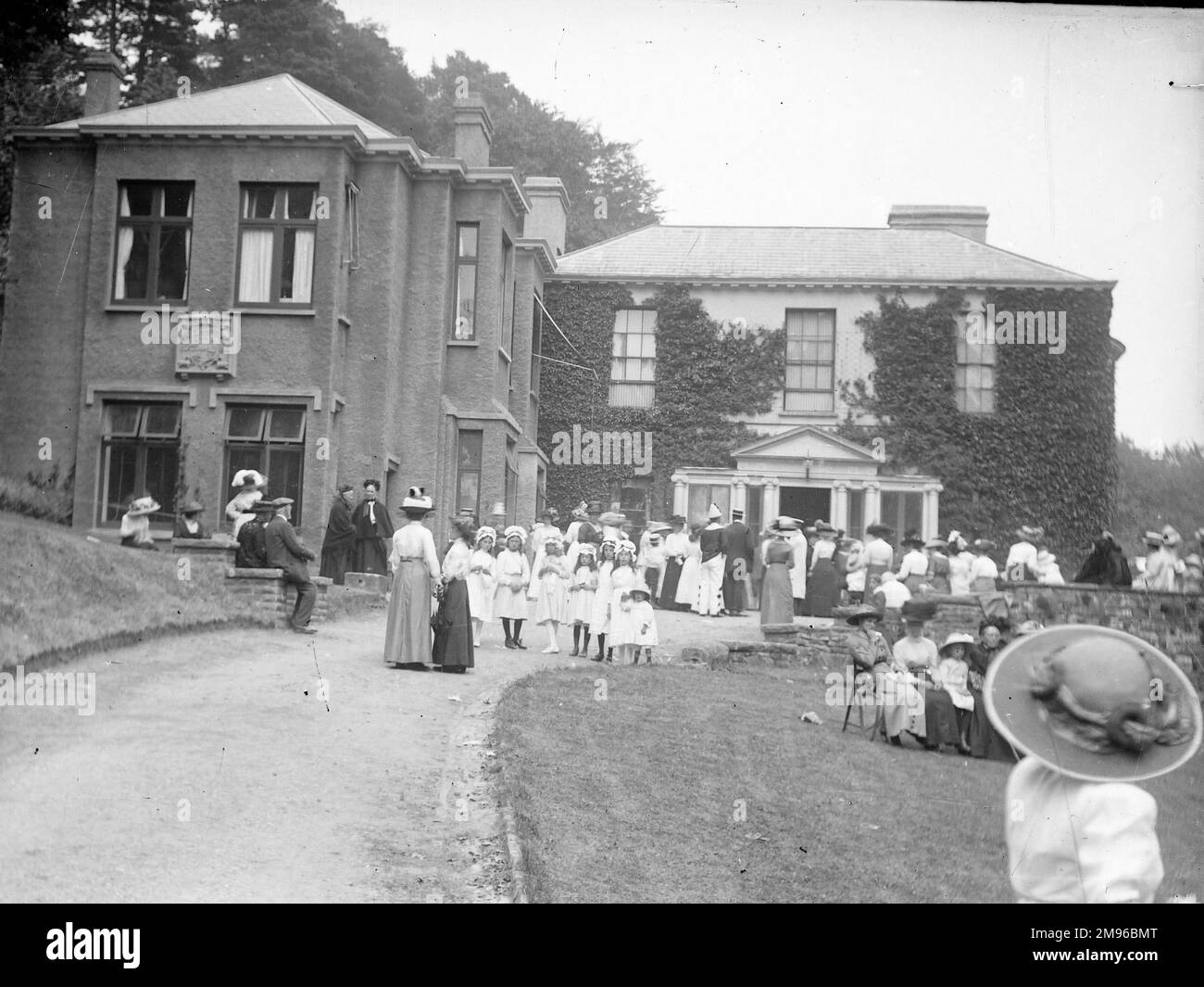 Eine elegante edwardianische Gartenparty, die auf dem Gelände eines großen Landhauses in Crickhowell, Powys, Mid Wales stattfindet. Stockfoto