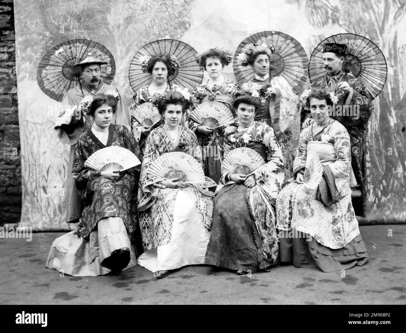 Eine Gruppe edwardianischer Künstler in orientalischen Kostümen, mit Fans und Sonnenschirmen, wahrscheinlich irgendwo in Mid Wales. Die wahrscheinlichste Produktion wäre der Mikado von Gilbert und Sullivan. Stockfoto