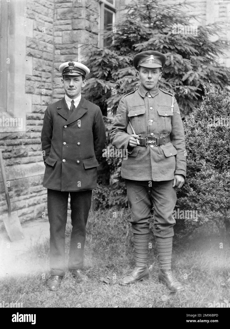 Zwei Brüder in ihren Uniformen, bereit für den Krieg, einer in der Royal Navy (links), der andere in den Royal Walissh Fusiliers (rechts). Stockfoto