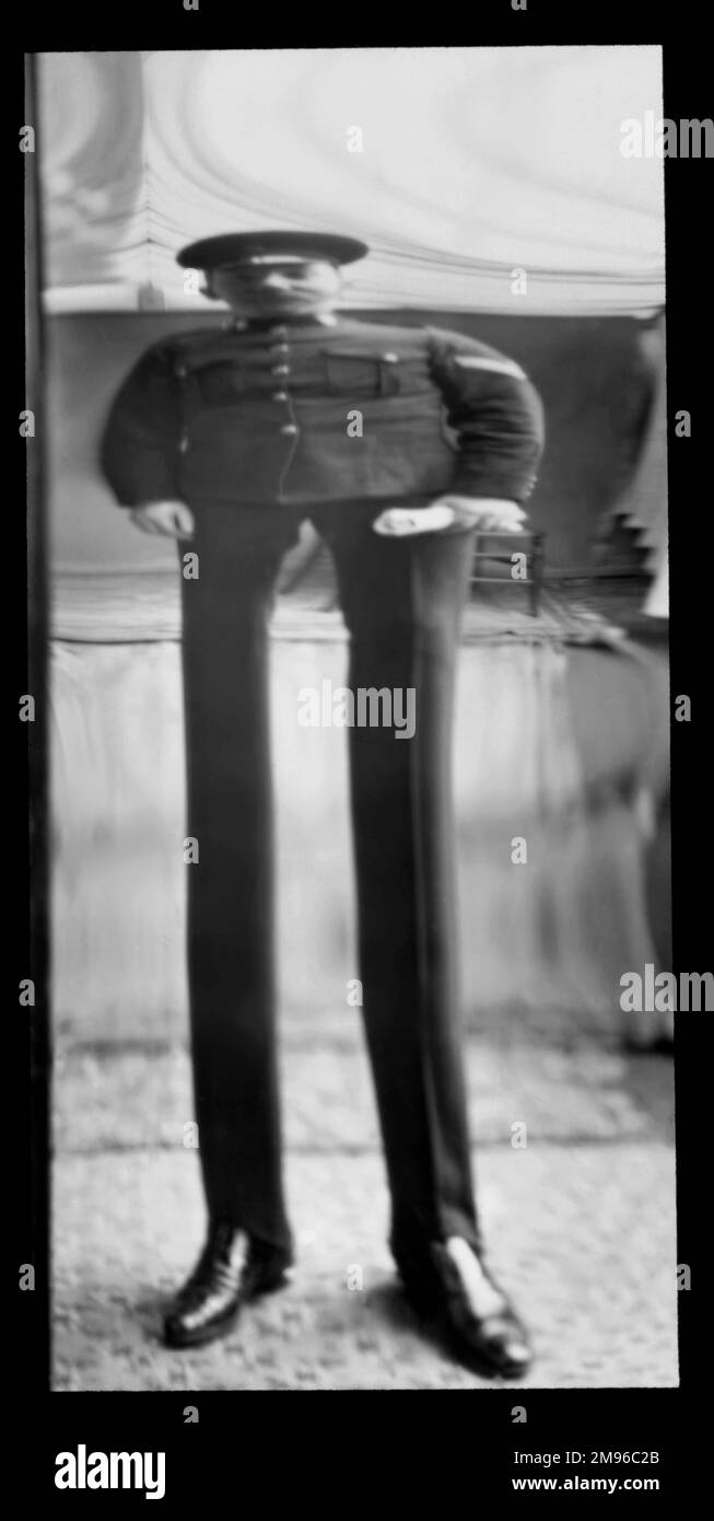 Schickes Porträt eines Soldaten in einem verzerrenden Spiegel, der untere Teil seines Körpers gedehnt und die obere Hälfte verkürzt. Stockfoto