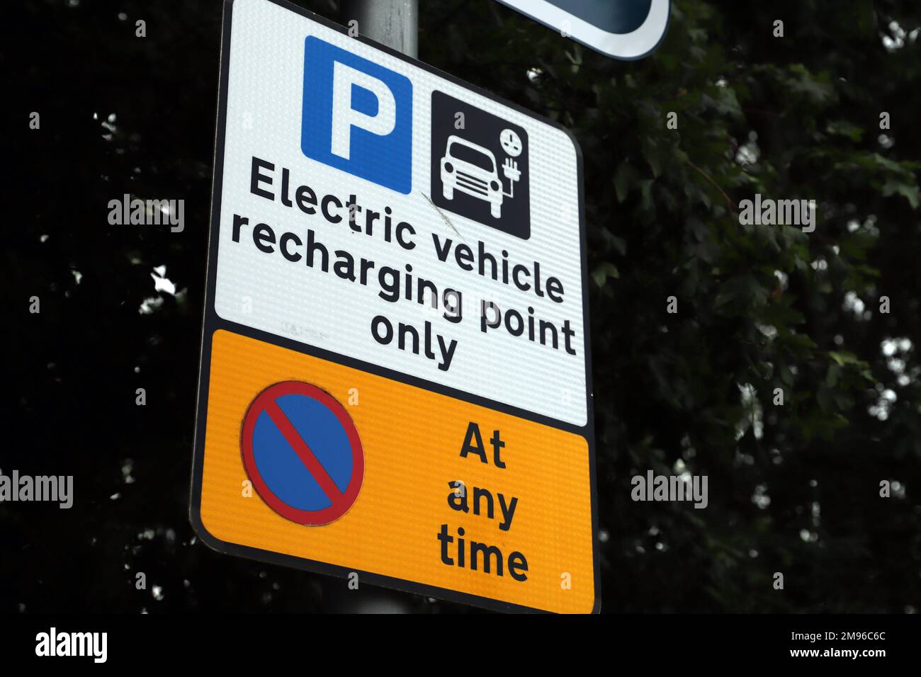 Ladestation für Elektrofahrzeuge Schild an Donington Park Services auf der M1 Morotway Stockfoto