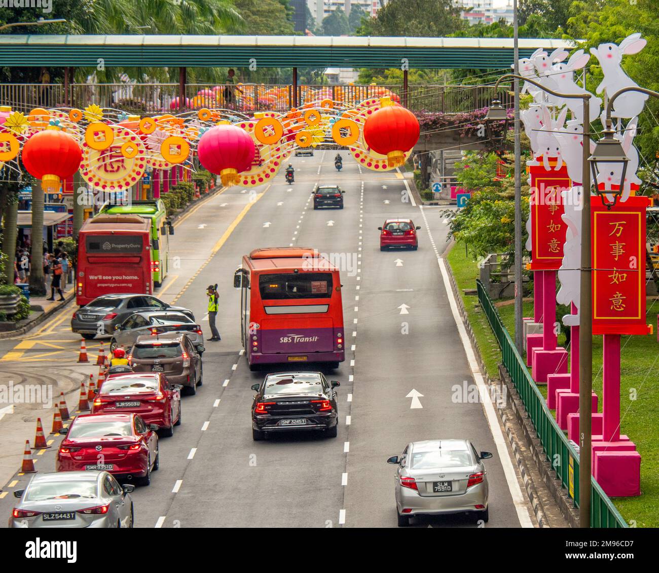 Verkehr entlang der New Bridge Road unter chinesischer Neujahrsdekoration für Year of the Rabbit Chinatown Singapur. Stockfoto