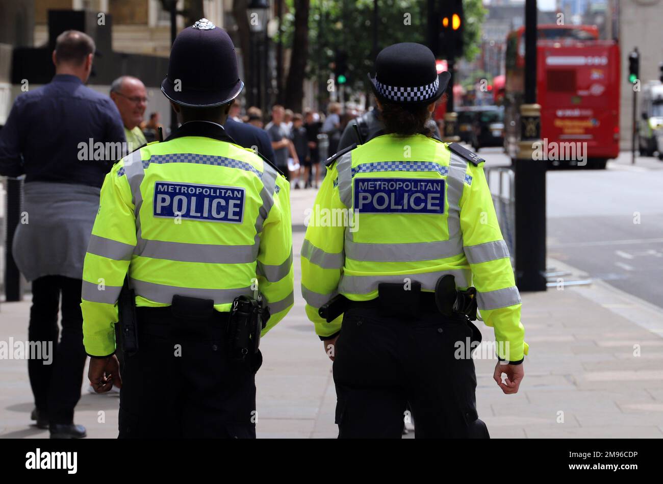 Polizeibeamte der Metropolitan patrouillieren auf Whitehall, London Stockfoto