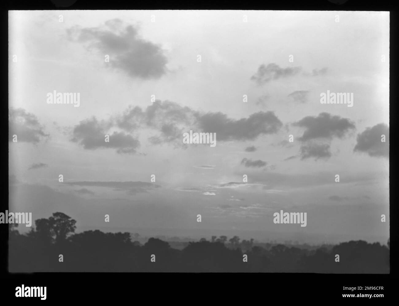 Ein typischer Blick auf die englische Landschaft, mit ein paar Wolken am Himmel, Bäumen am Horizont und sanften Hügeln in der Ferne. Stockfoto