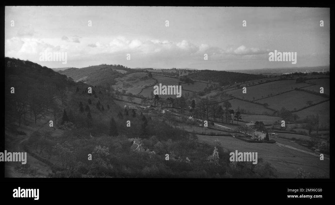 Ein typischer Blick auf die englische Landschaft, mit sanften Hügeln und ein paar Häusern. Stockfoto