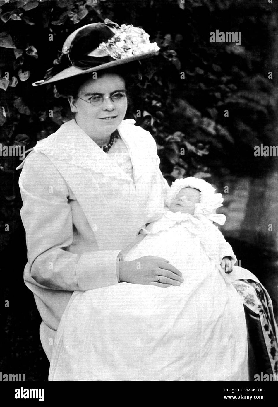 Eleanor Malby (1886-1956), Ehefrau von Reginald Malby, offizieller Fotograf der Royal Horticultural Society, hier als junge edwardianische Frau mit einem Baby gesehen. Eleanor war eigenständige Fotografin und hielt nach Reginalds Tod die Gesellschaft von Reginald A Malby & Co am Laufen. Eleanor erhielt 1941 die renommierte Veitch Memorial Medal für ihre fotografischen Arbeiten zu Gartenthemen. Stockfoto