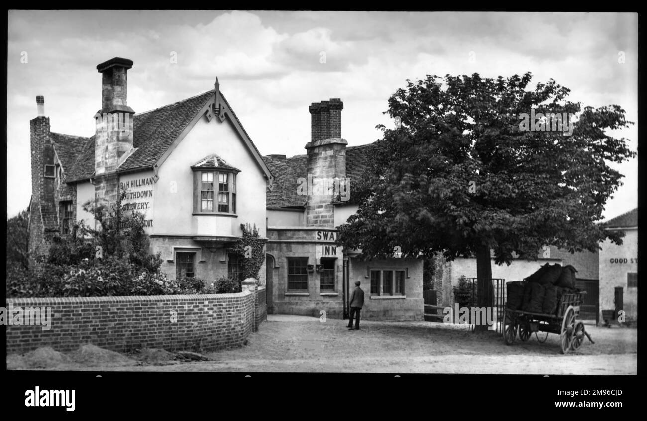 Das Swan Inn, geführt von B H Hillman für die Southdown Brewery, irgendwo in Sussex. Ein Mann steht draußen und sieht in Versuchung, reinzugehen. Stockfoto