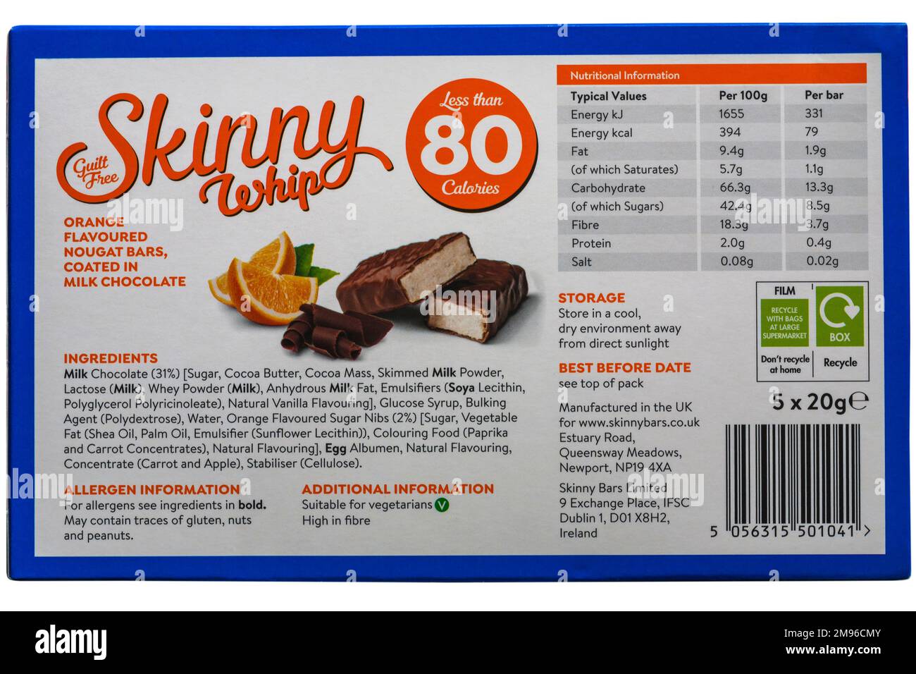 Liste der Lebensmittelzutaten und Nährwertangaben auf der Rückseite der Packung mit magerer Peitschenschokolade, orangefarbene Snackriegel – Etikett auf der Lebensmitteletikettierung Stockfoto