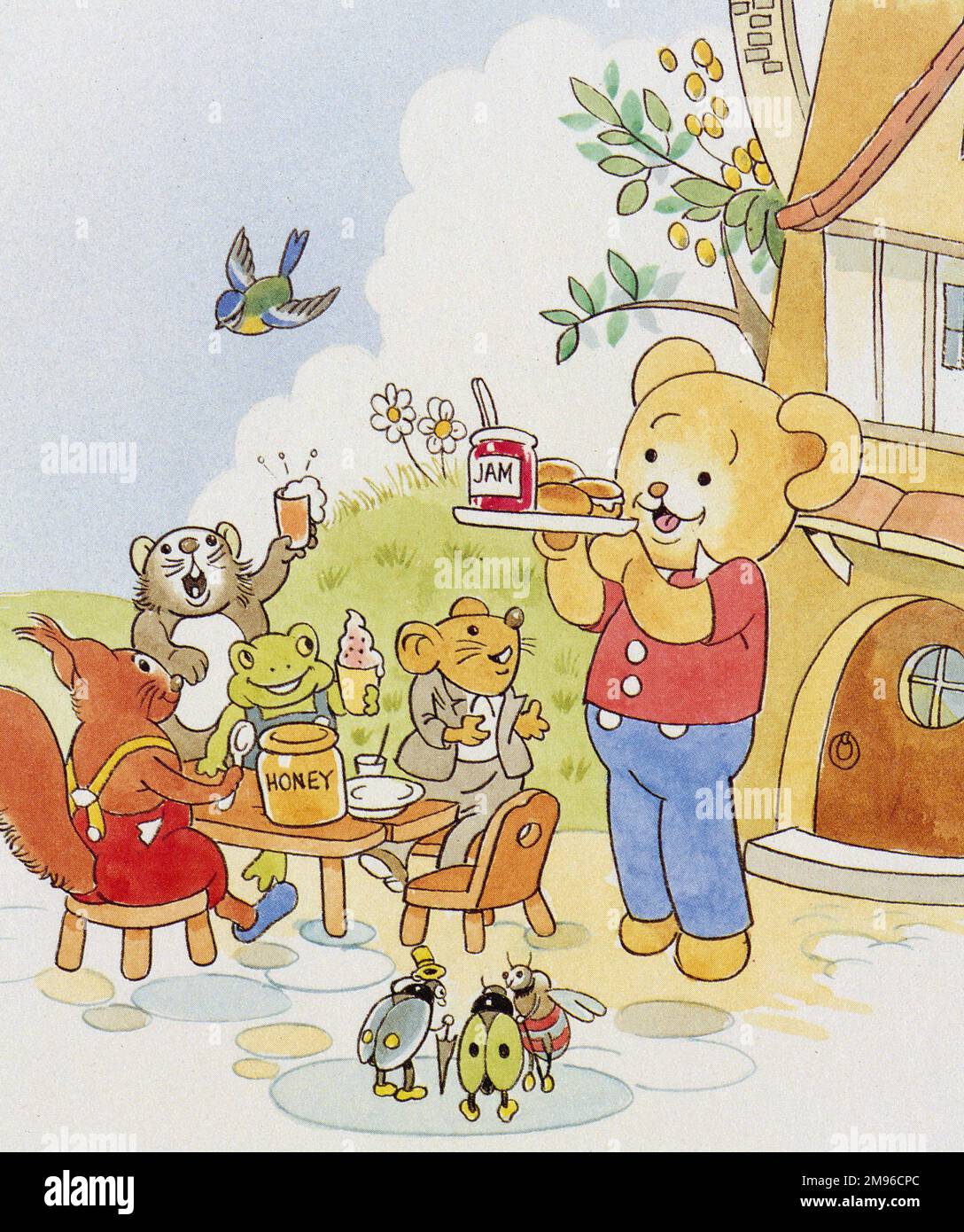 Eine Teeparty für einen Bären und seine Freunde. Der Bär trägt einen Topf Marmelade und ein paar Brötchen auf einem Tablett zu einem Tisch, wo ein Eichhörnchen, ein Frosch und zwei andere Tiere sitzen. Zwei Marienkäfer und eine Biene stehen in der Nähe und sehen erwartungsvoll aus. Stockfoto