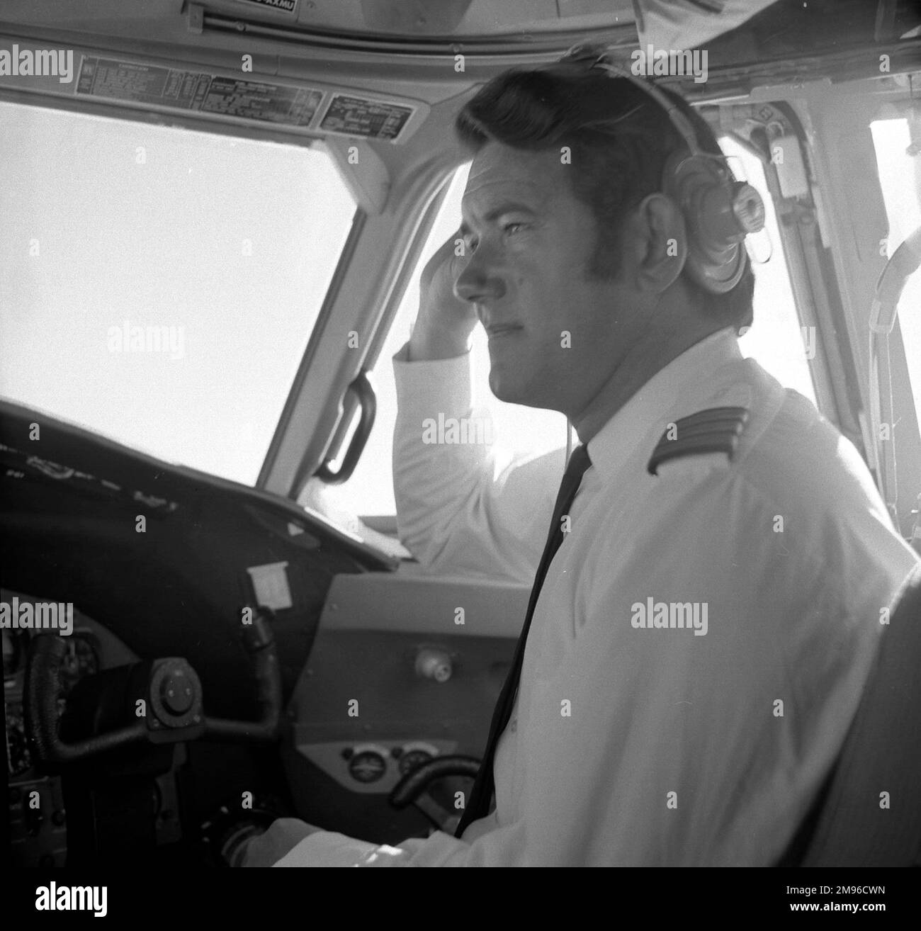 Ein Flugzeugpilot an der Kontrolle seines Flugzeugs. Stockfoto