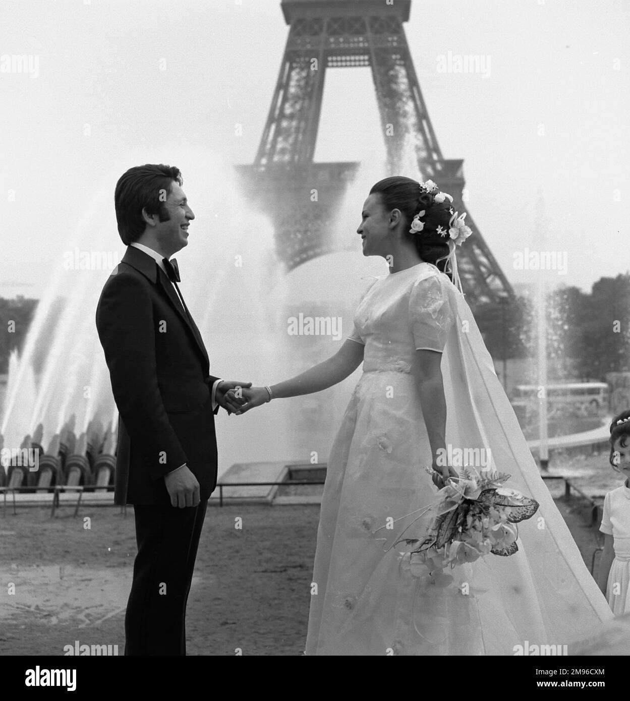 Ein Paar feiert seine Hochzeit in der Nähe des Eiffelturms in Paris, Frankreich. Stockfoto