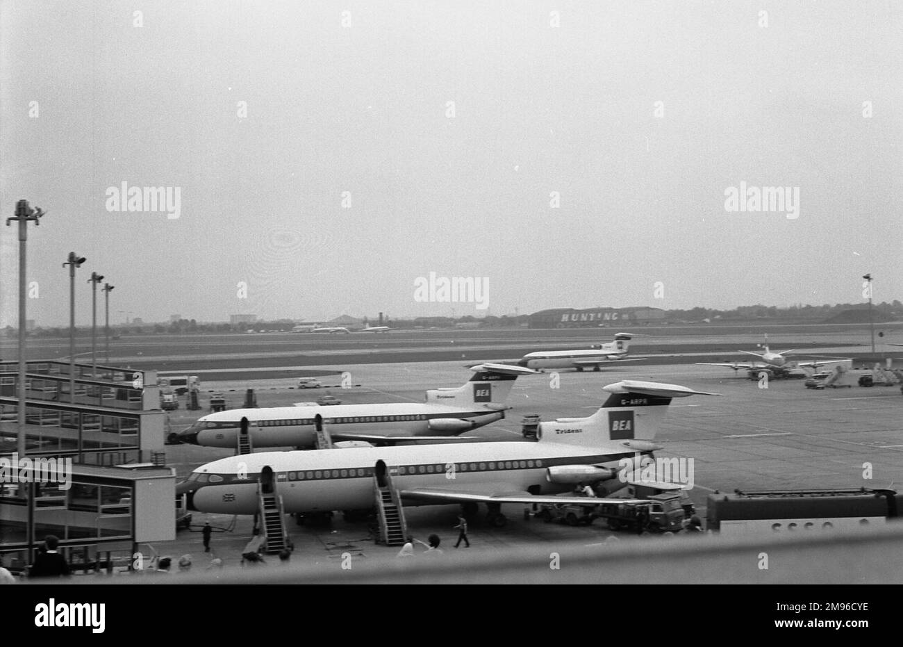 Flugzeuge, die auf der Rollbahn eines Flughafens stehen. Stockfoto