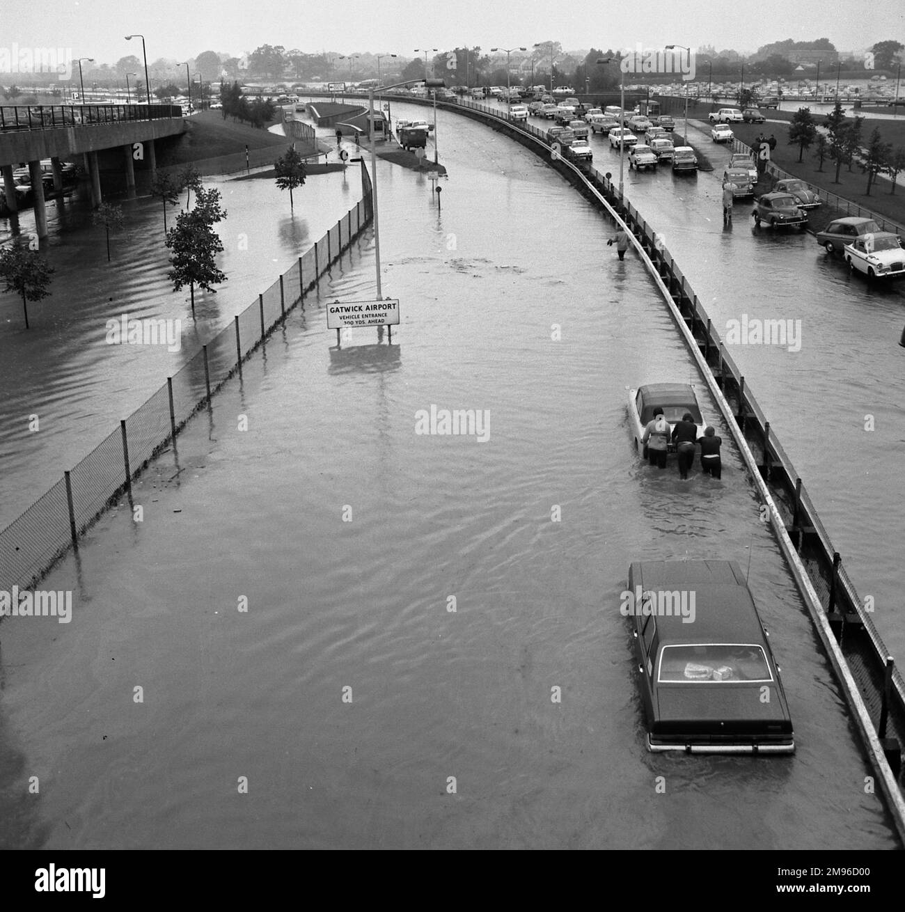 Ein Schauplatz von Überschwemmungen am Flughafen Gatwick, West Sussex, mit Autos, die teilweise im Wasser waren. Stockfoto