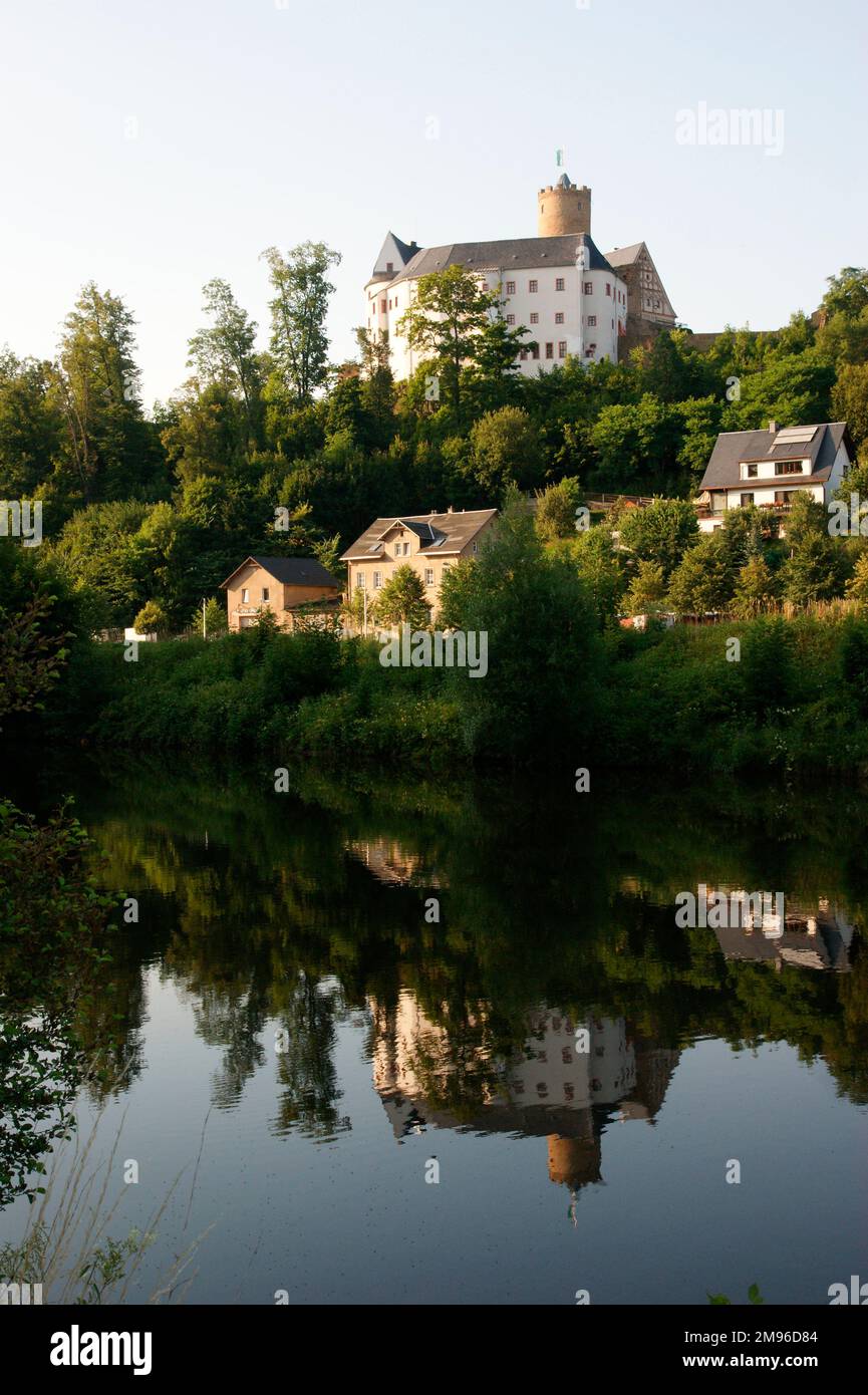 Blick auf das Schloss Scharfenstein im Bundesland Sachsen mit dem Fluss Zschopau im Vordergrund. Der Wachturm ist über dem Dach sichtbar. Die Burg ist über 750 Jahre alt und heute ein Museum. Stockfoto