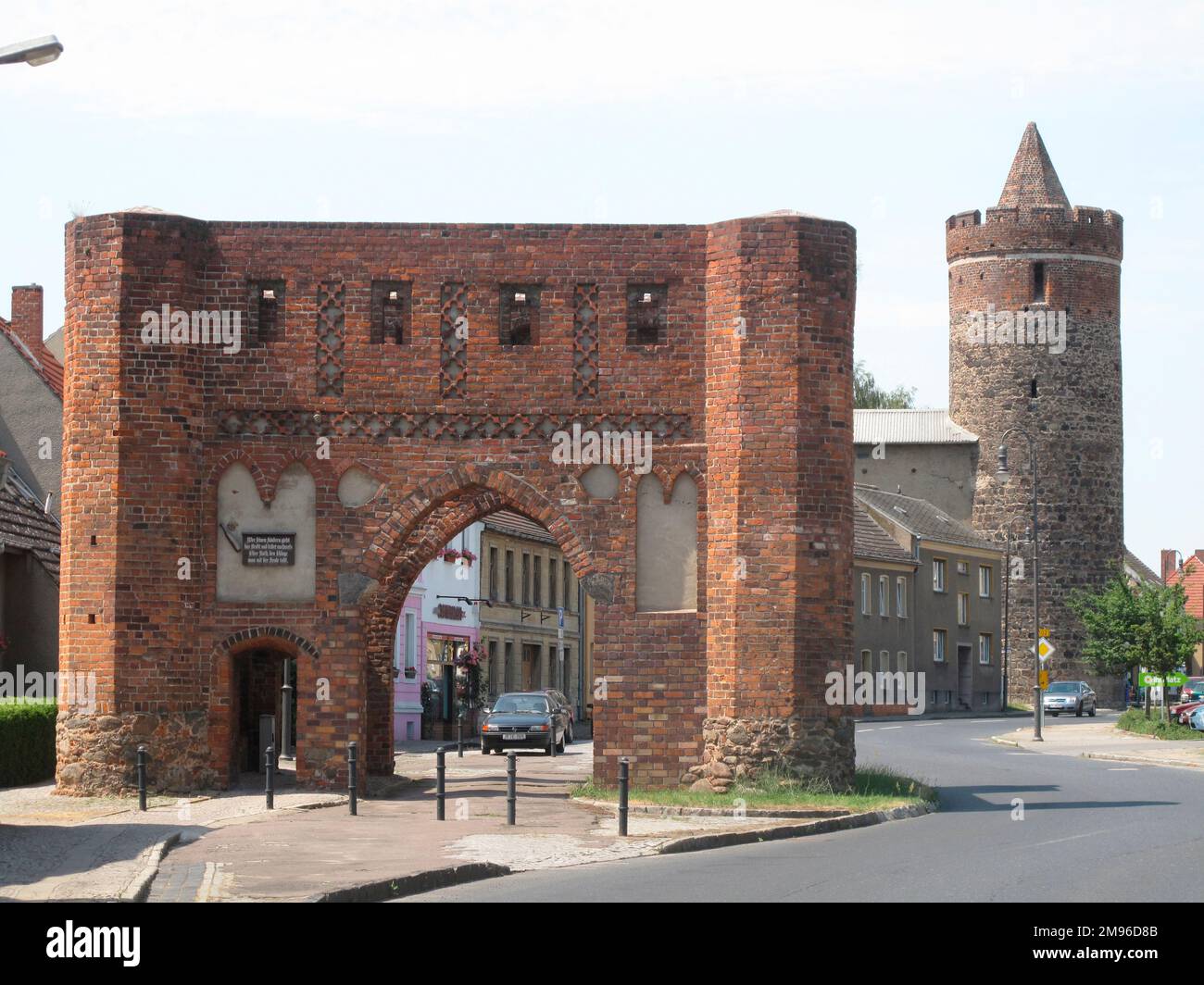 Blick auf das Stadttor, mit einem Wachturm, der Teil der Stadtmauer aus dem 15. Jahrhundert ist, in Juterbog im Bundesstaat Brandenburg. Stockfoto