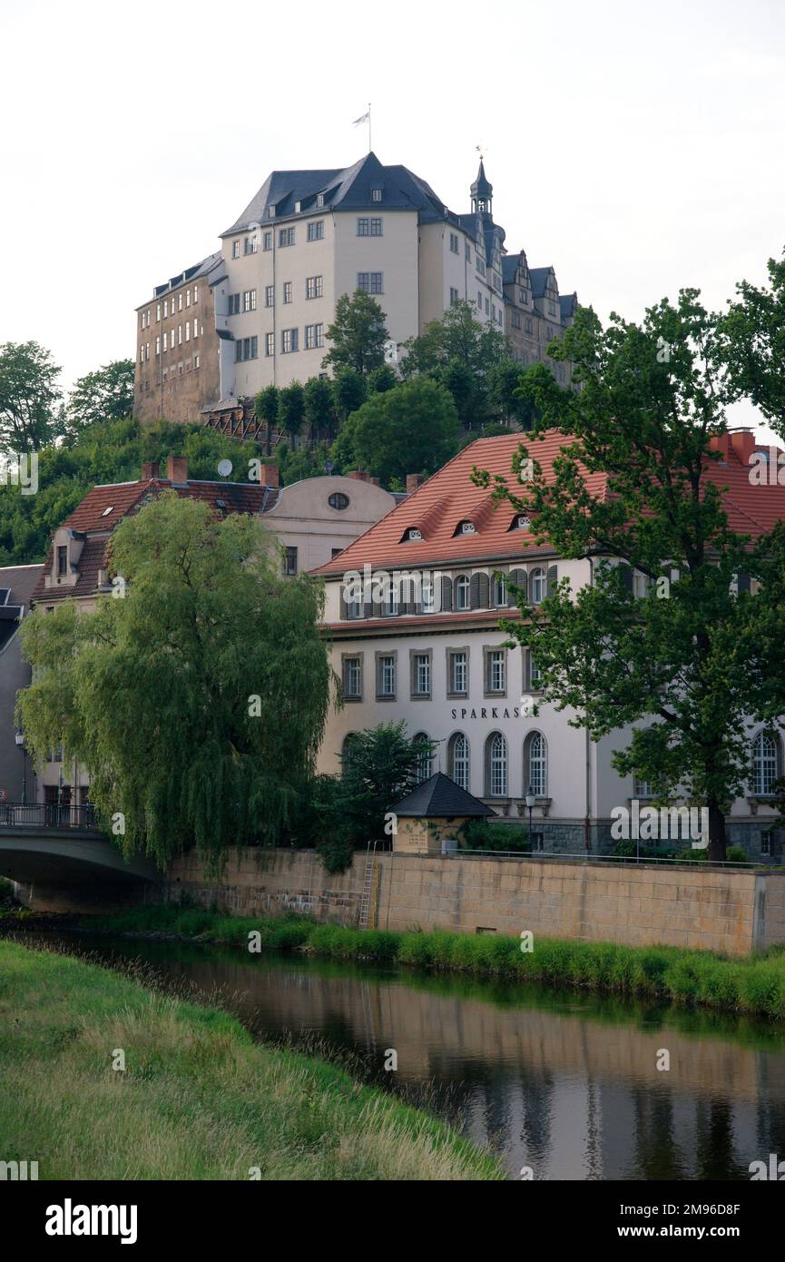 Blick auf die Burg auf dem Hügel in der Stadt Greiz im Bundesstaat Thüringen. Stockfoto