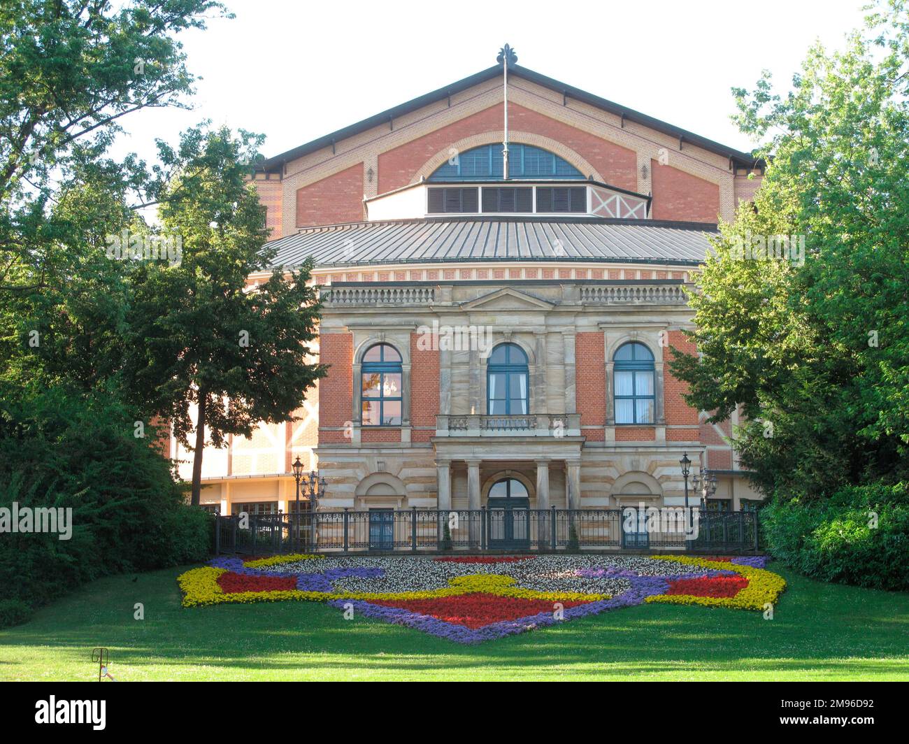 Außenansicht von Richard Wagners Bayreuth Festival Theatre (Festspielhaus) in Bayreuth, im Bundesstaat Bayern. Es wurde im 19. Jahrhundert gebaut, speziell für Produktionen von Wagners Opern. Stockfoto
