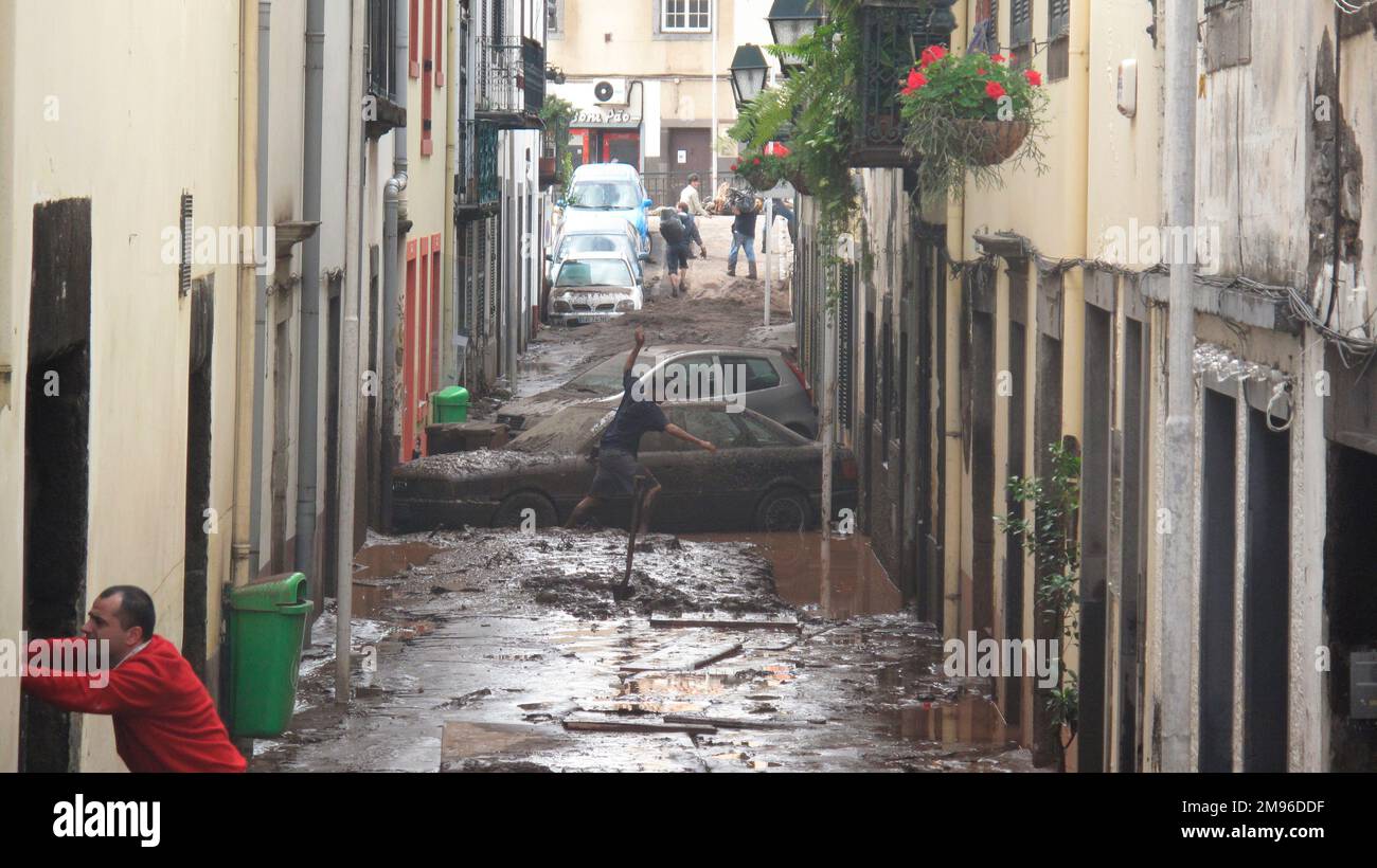 Die Schäden durch schwere Überschwemmungen in den engen Straßen von Funchal, Madeira im Februar 2010. Stockfoto