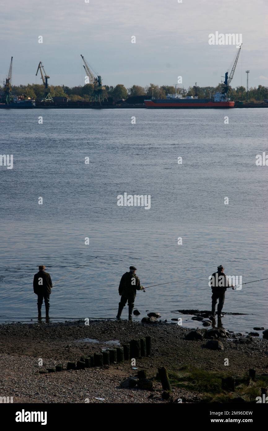 Russland, Archangelsk (Erzengel) - Angeln am Ufer des Flusses Dvina. Stockfoto