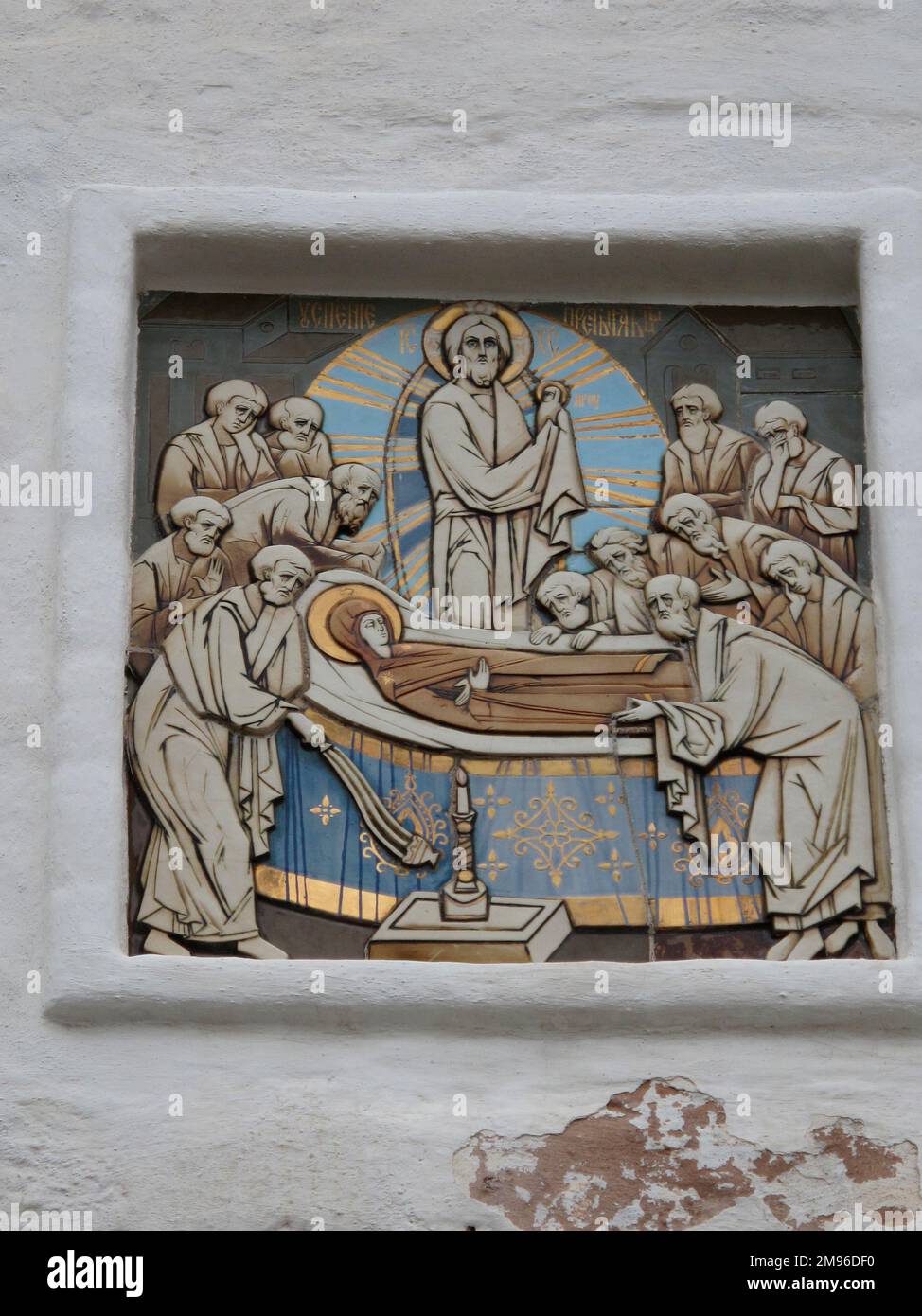 Der Tod der Jungfrau Maria. Solowski Inseln, Solowetsky, Solowetsky Kloster, Russland - Relief an der Mauer von St. Phillips Kirche. Stockfoto