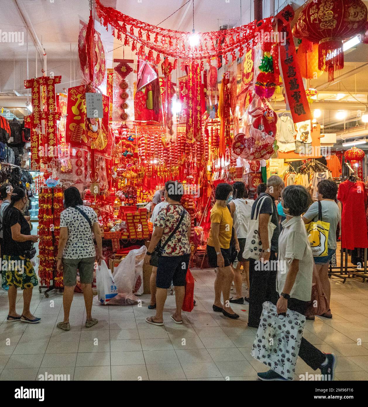 Marktstände, an denen Dekorationen und Schmuckstücke für das chinesische Neujahr in Chinatown Singapur verkauft werden. Stockfoto