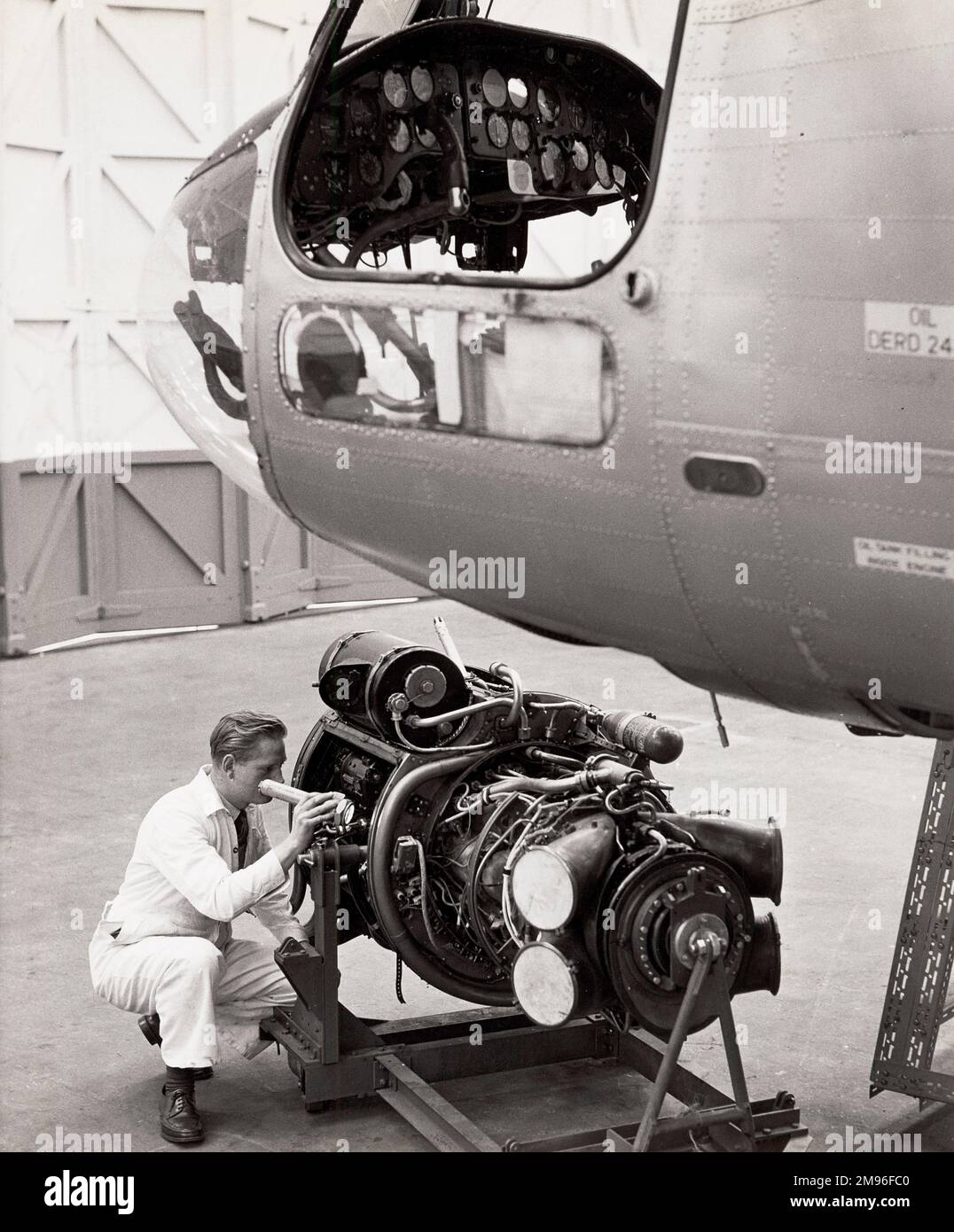 Der Techniker inspiziert den Motor neben dem Belvedere-Hubschrauber Stockfoto